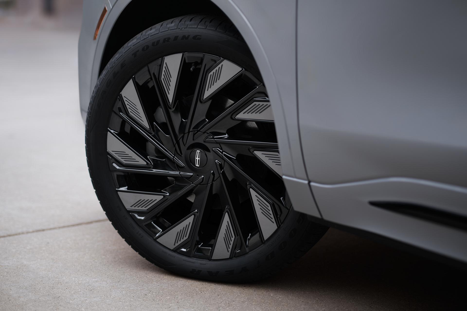 Gros plan sur le style accentué de noir du VUS Lincoln Nautilus® 2027 avec l’ensemble décor Jet en option