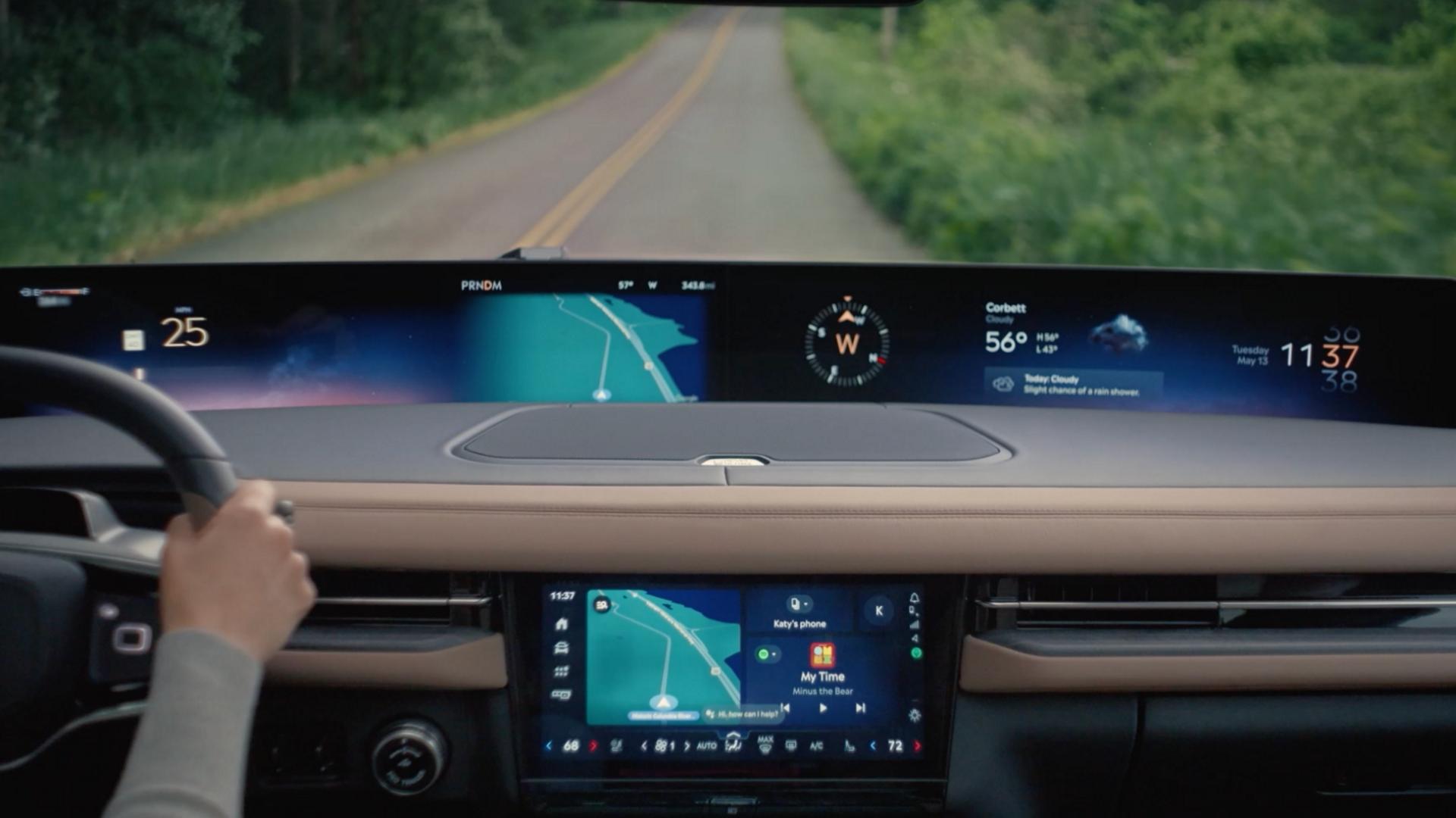 L’intérieur d’un VUS Lincoln Navigator® 2027 circulant sur une route de campagne