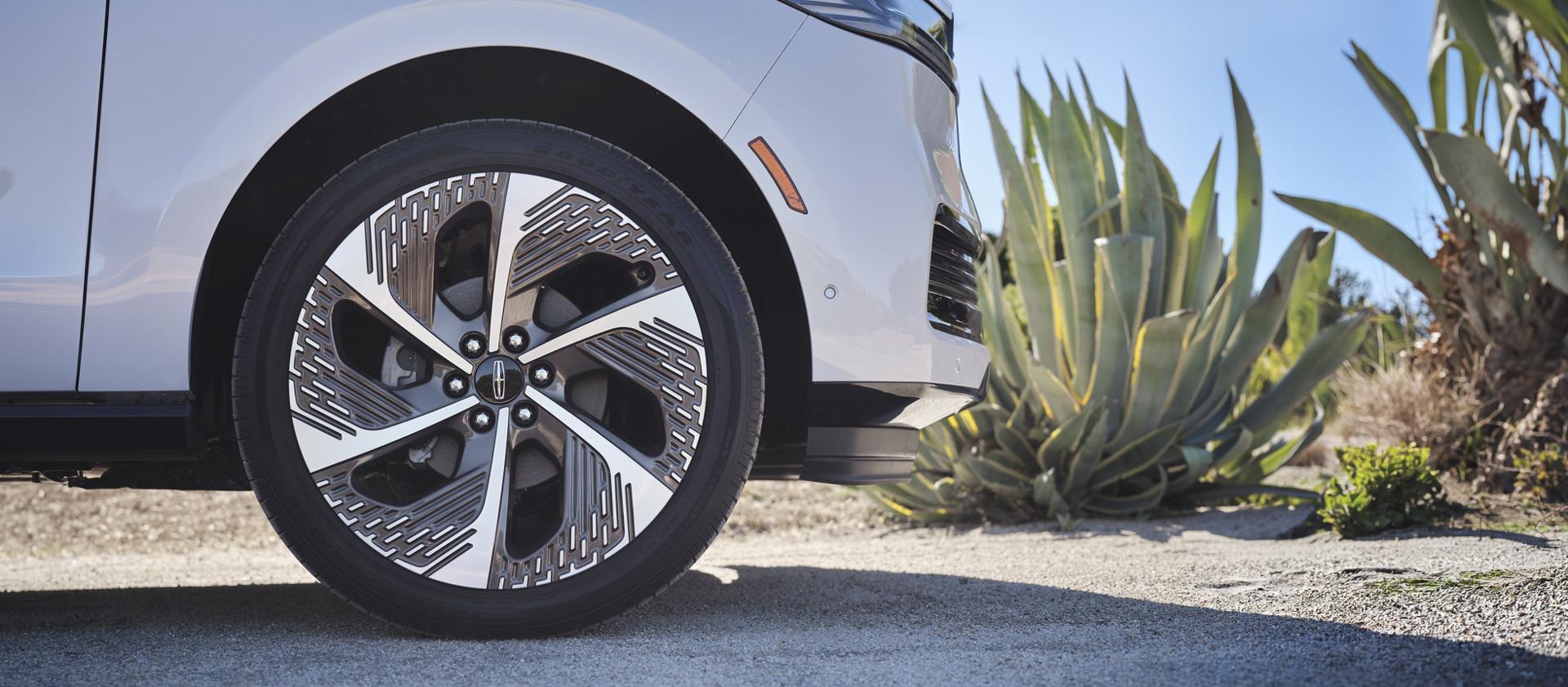 Jantes en aluminium cuivre rayonnant de 24 po propres à la thématique Atmospheric sur un modèle 2027 Lincoln Navigator® Black Label™