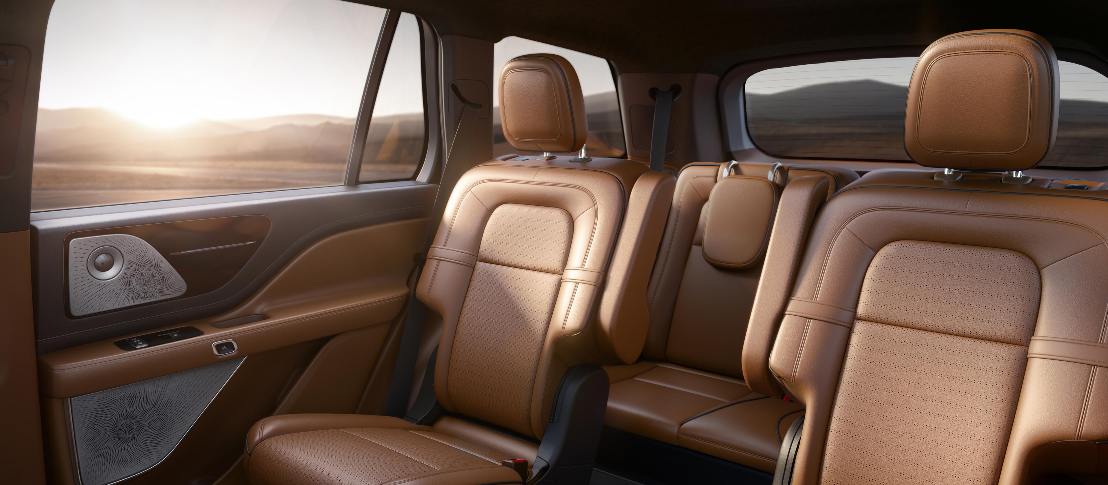Les sièges capitaine de la deuxième rangée d’un VUS Lincoln Black Label Aviator® 2025 sont présentés avec le thème intérieur Flight.