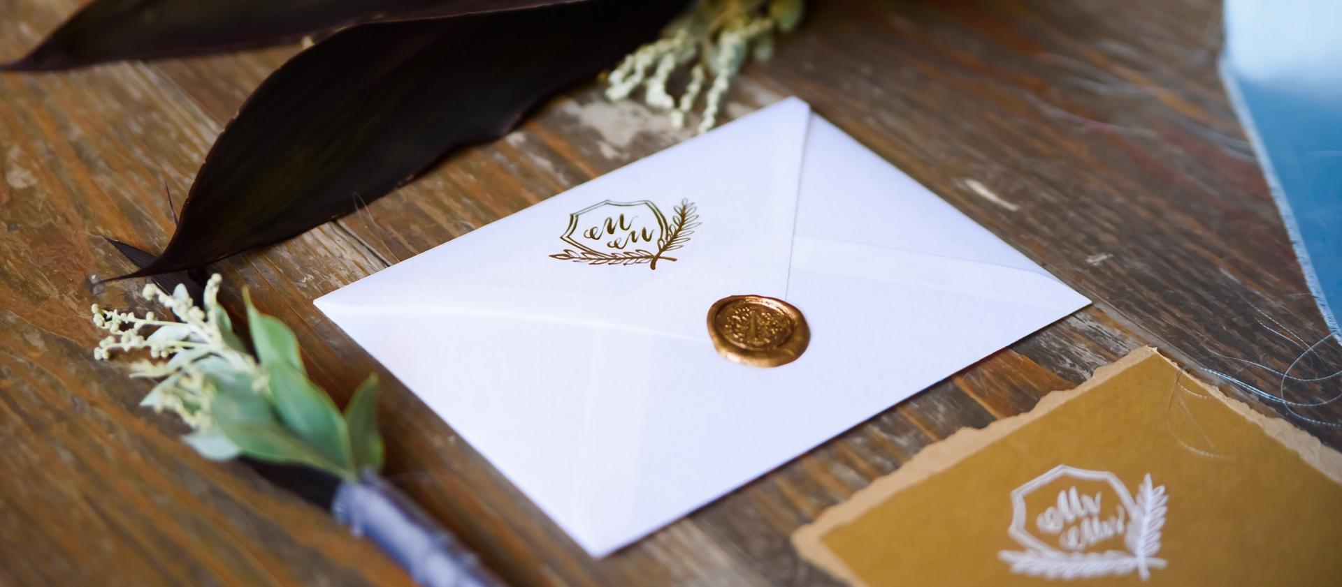 Une enveloppe scellée à la cire vous sert d’invitation