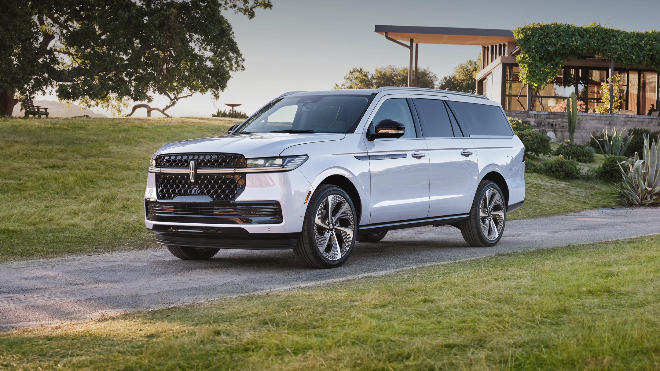 VUS Lincoln Navigator 2026 stationné devant une résidence moderne.