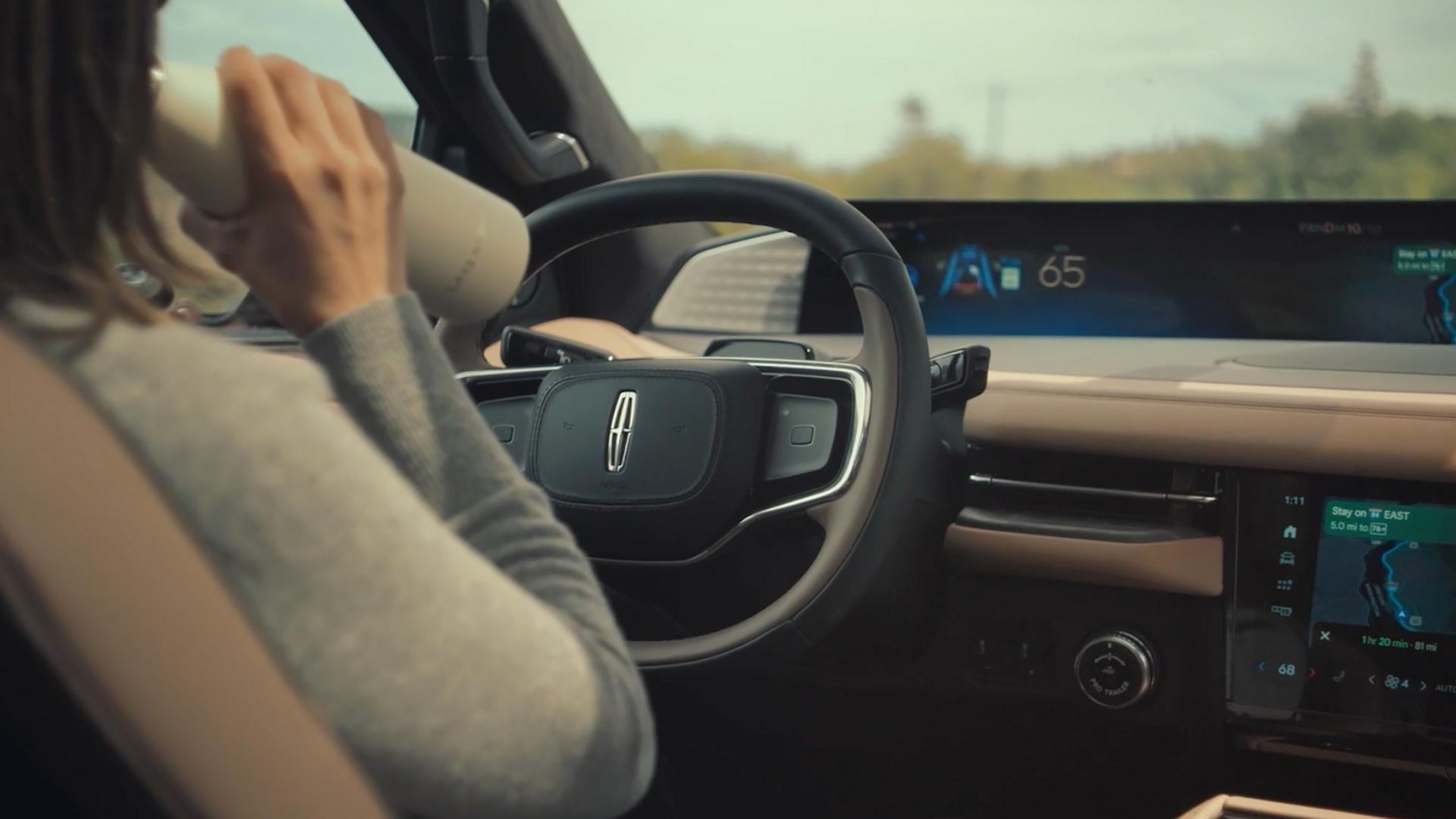 Un VUS Lincoln Navigator® 2027 circulant sur une route de campagne