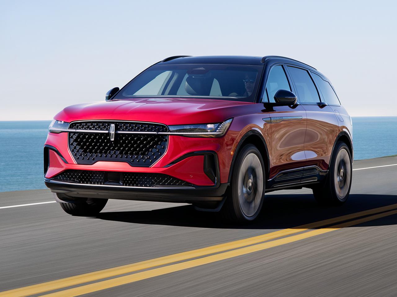 Le Lincoln Nautilus roule sur une route.