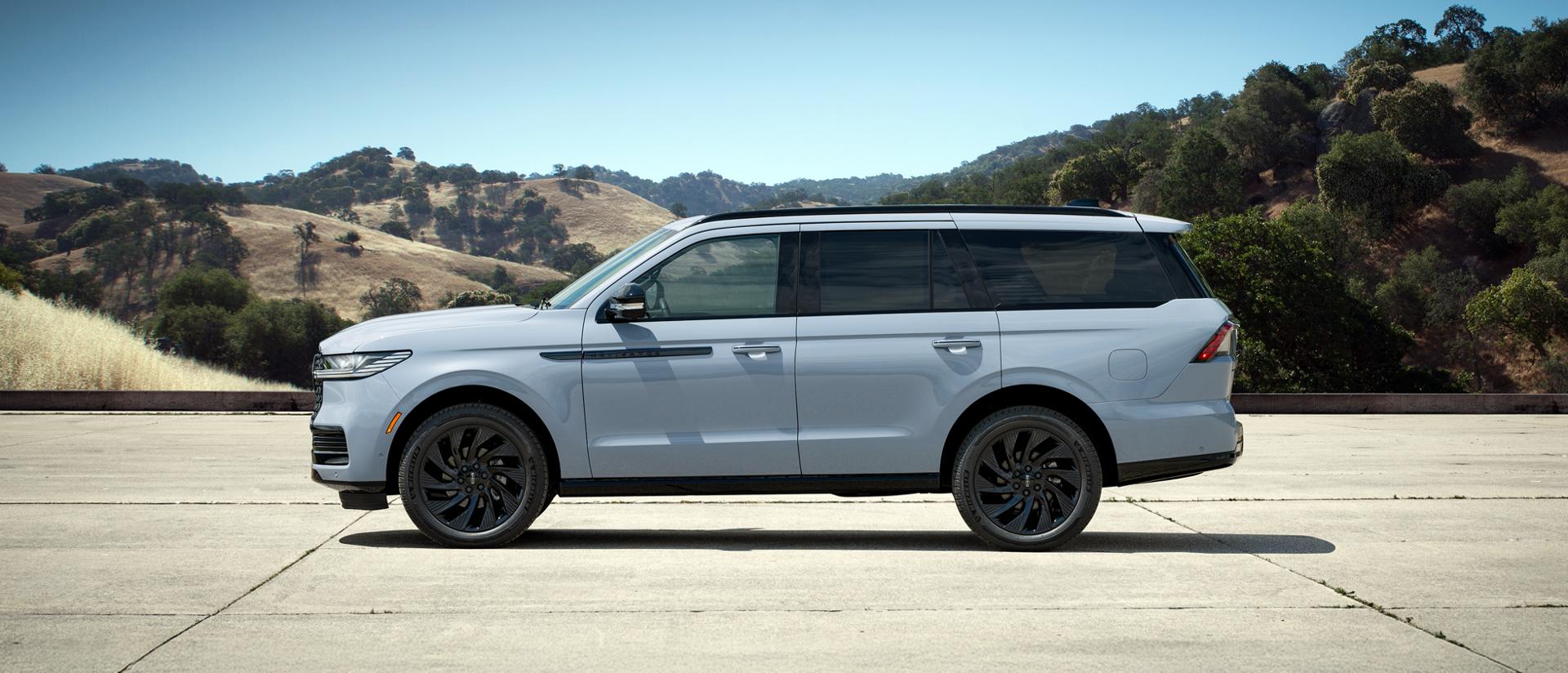 La vue extérieure d’un VUS Lincoln Navigator® 2027 avec l’ensemble décor Jet en option