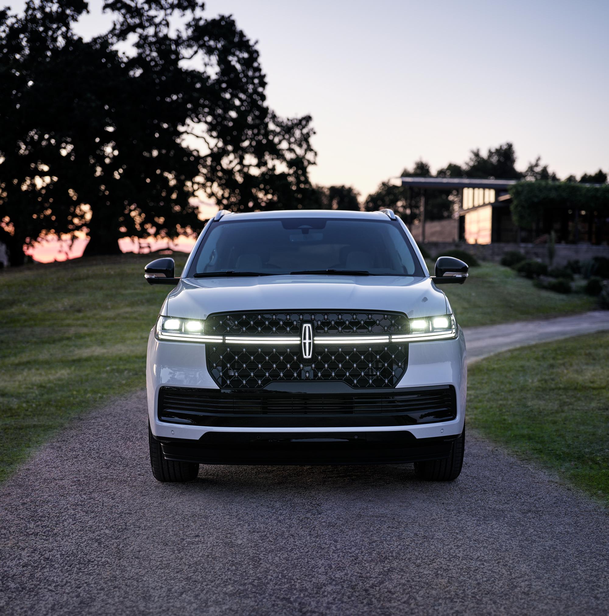 Un VUS Lincoln Navigator® 2027 circule sur une autoroute pittoresque