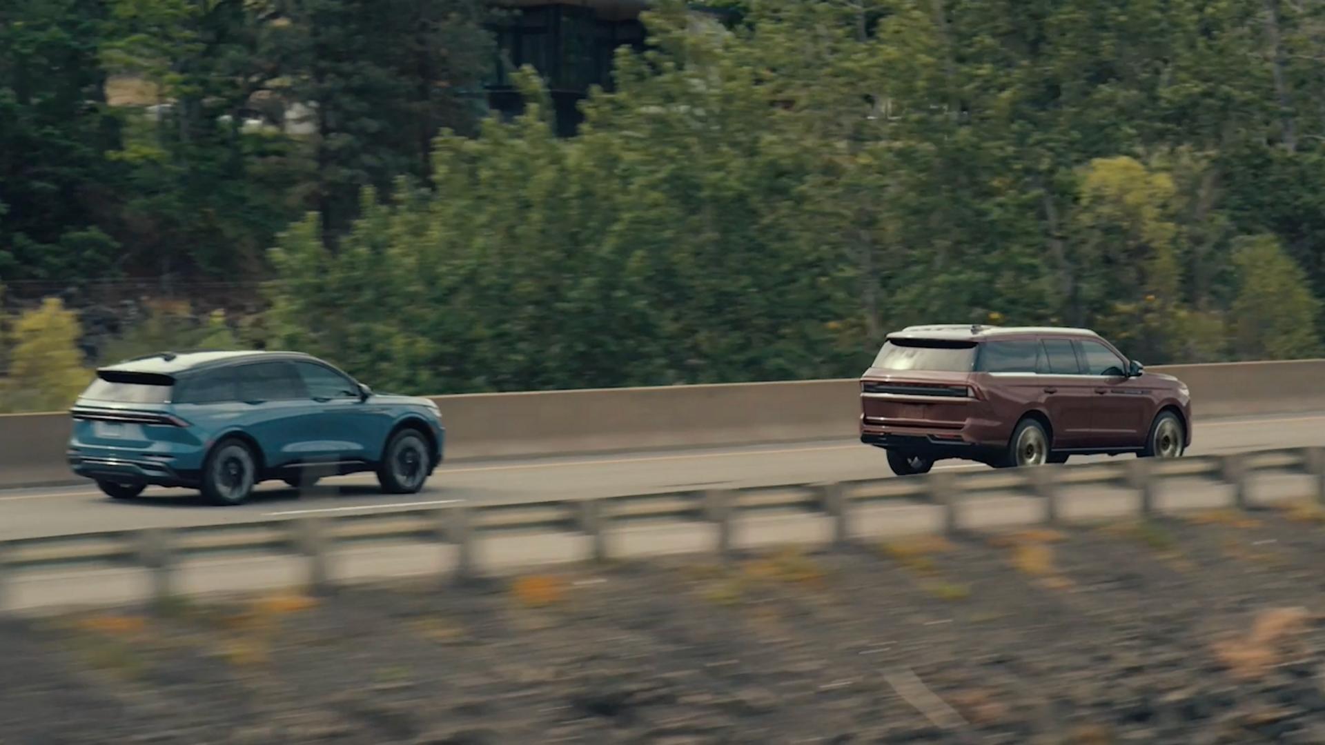 Le rétroviseur latéral du conducteur d’un VUS Lincoln Navigator® 2027 indiquant qu’un véhicule est dans l’angle mort