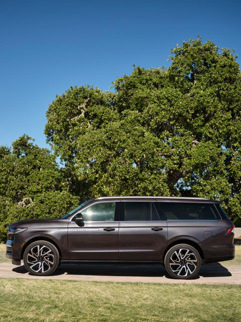 L’affichage panoramique d’un Lincoln Navigator montré avec une variété d’applications affichées sur l’écran de la console centrale
