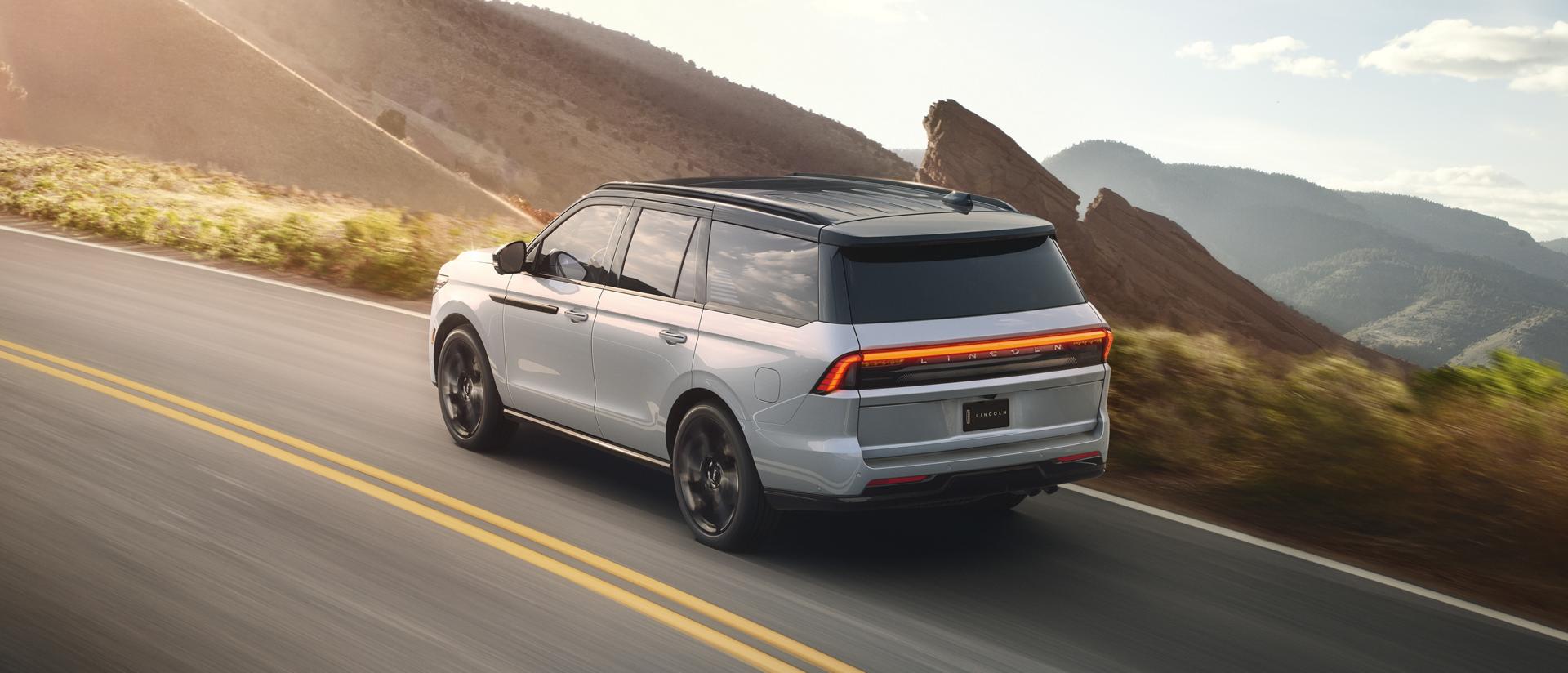Le modèle Lincoln Black Label™ Édition spéciale en option, conduit sur une autoroute de montagne pittoresque