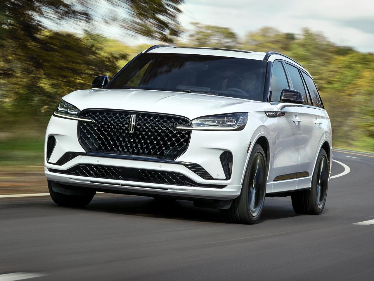 Le Lincoln Aviator roule sur une route.