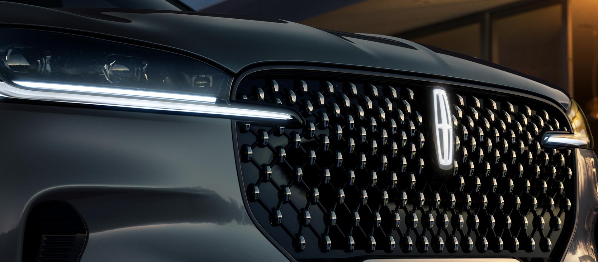 Un logo étoile Lincoln illuminé brille au centre de la calandre d’un Lincoln Aviator® Black Label® 2027