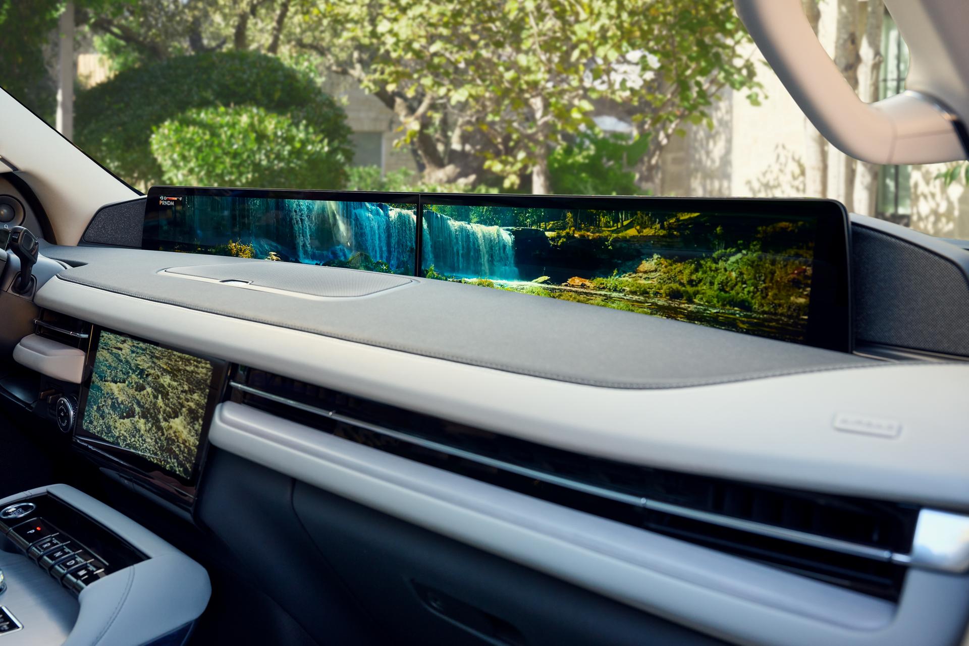 L’intérieur d’un VUS Lincoln Black Label Navigator® 2026 avec une séquence Lincoln Rejuvenate affichée sur l’écran panoramique