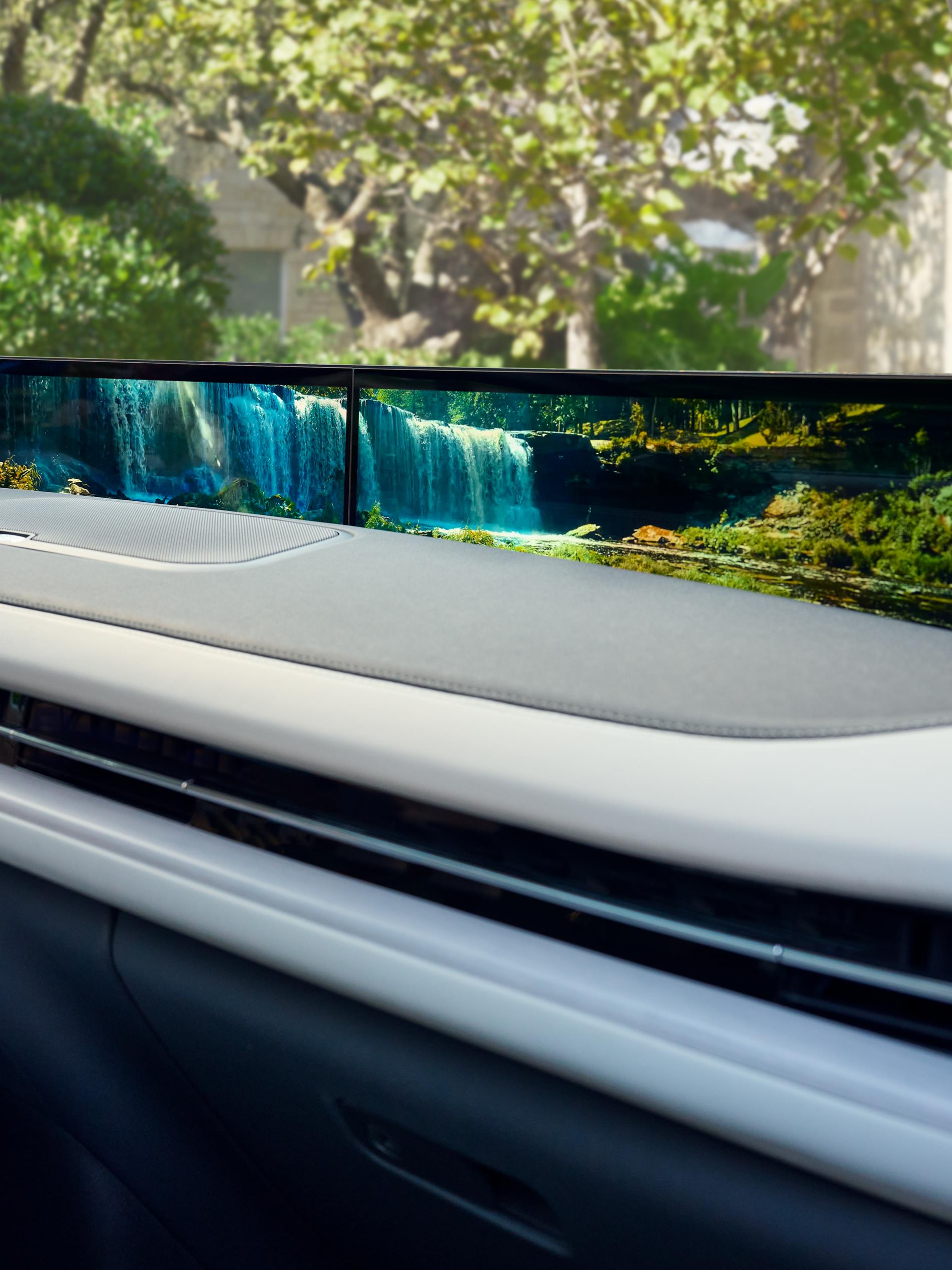 L’intérieur d’un VUS Lincoln Black Label Navigator® 2026 avec une séquence Lincoln Rejuvenate affichée sur l’écran panoramique