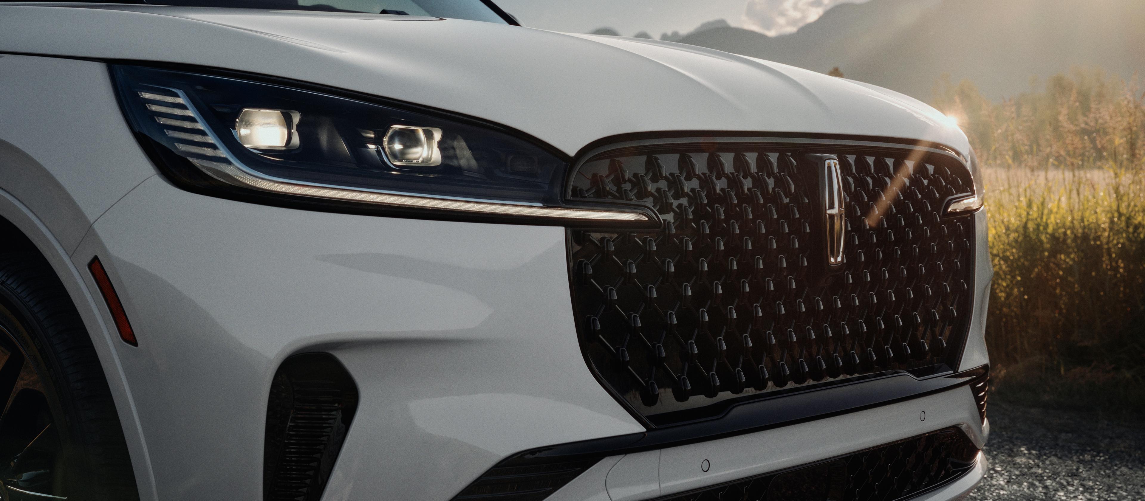 Les phares à feux de route automatiques d’un Lincoln Aviator 2026 sont allumées