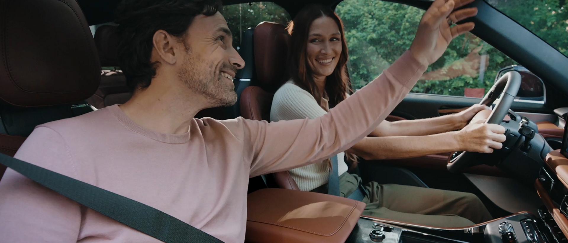 Un couple est assis sur les sièges avant d’un Lincoln Aviator 2026