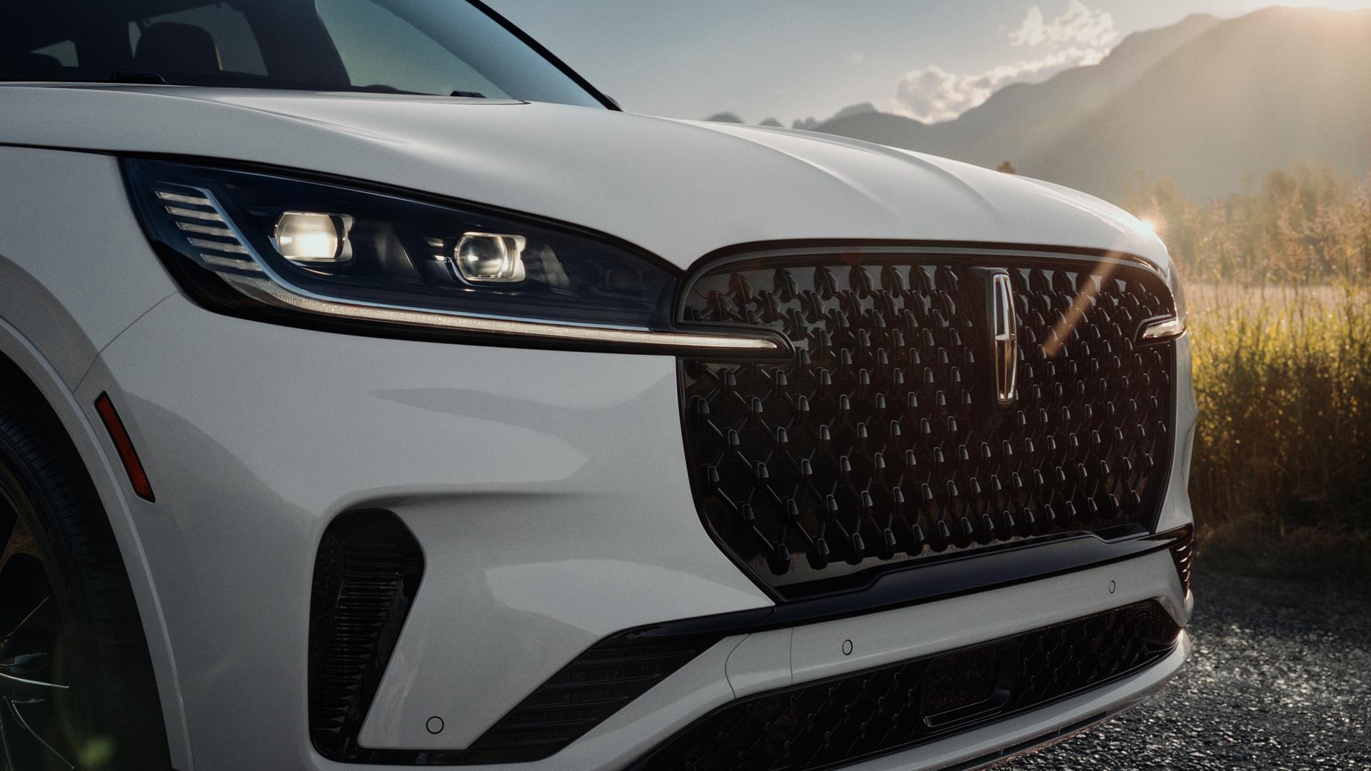 Les phares à DEL d’un Lincoln Aviator® 2027 sont allumés
