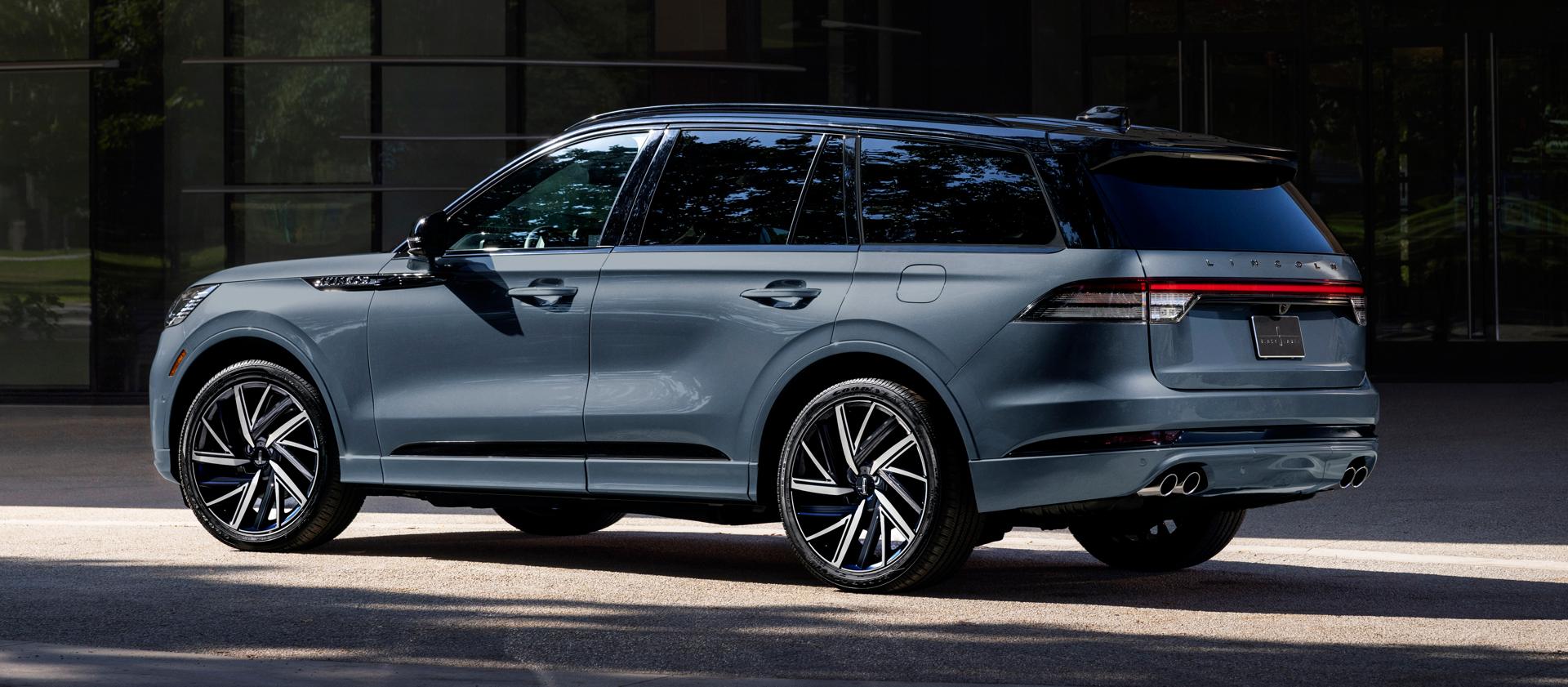 Applique en bois véritable Khaya du thème Invitation sur la console centrale d'un VUS Lincoln Black Label Navigator® 2026