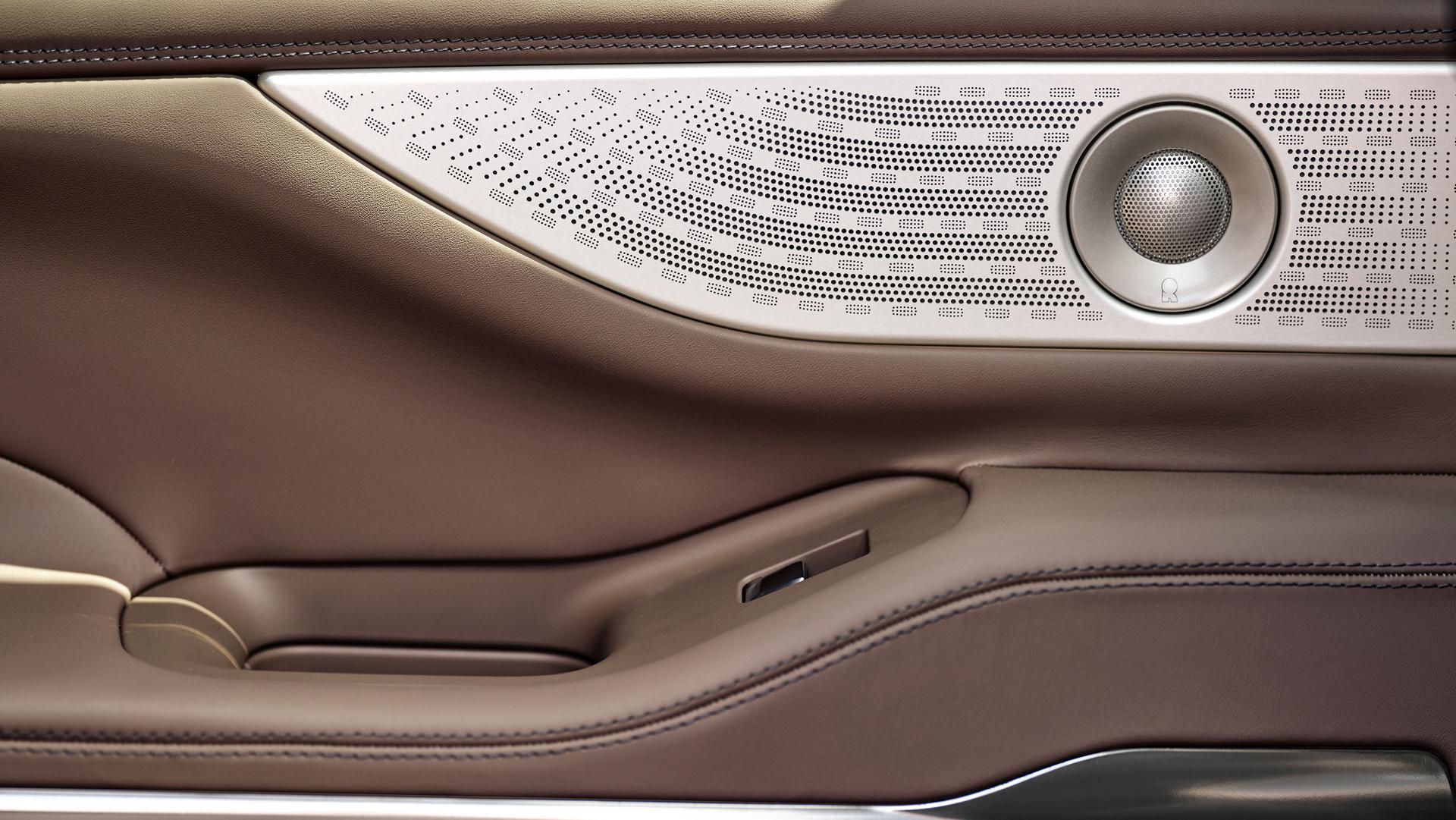 Une grille de haut-parleur encastrée dans la porte d’un VUS Lincoln Navigator® 2027