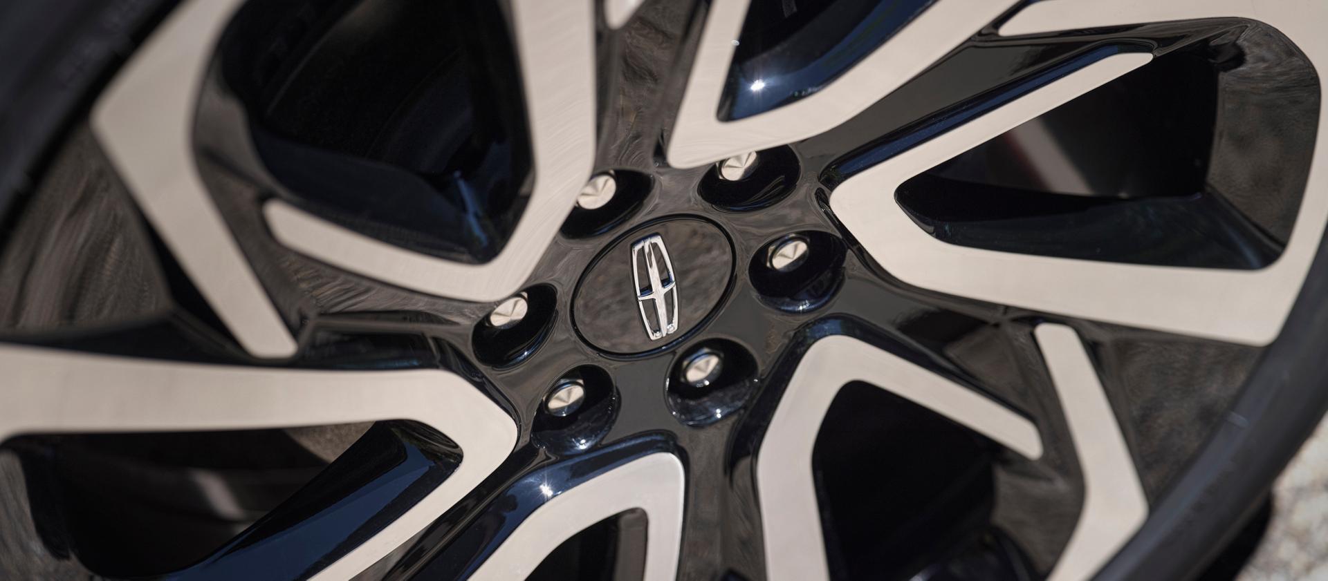 Les jantes de 24 pouces en noir ébène brillant avec finition usinée brillante en option sur le VUS Lincoln Navigator® Black Label 2026