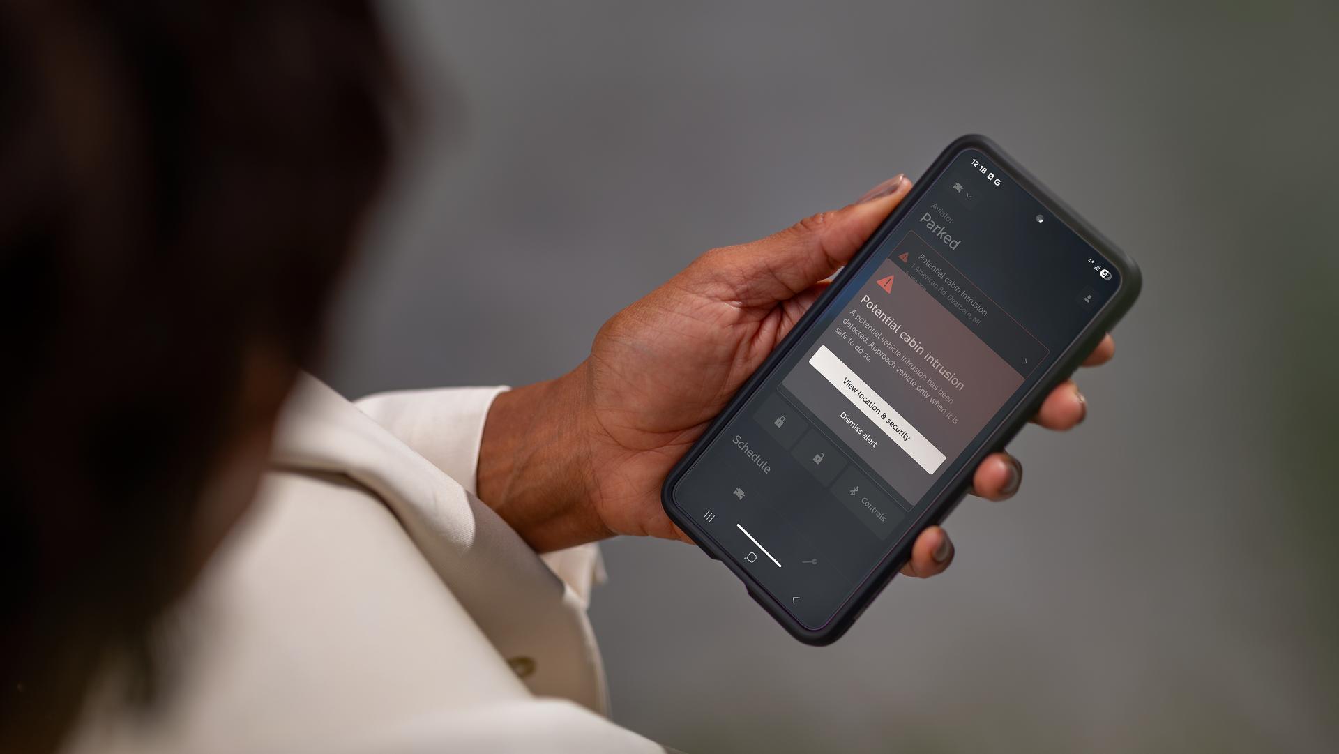 La main d’une personne tenant un téléphone intelligent