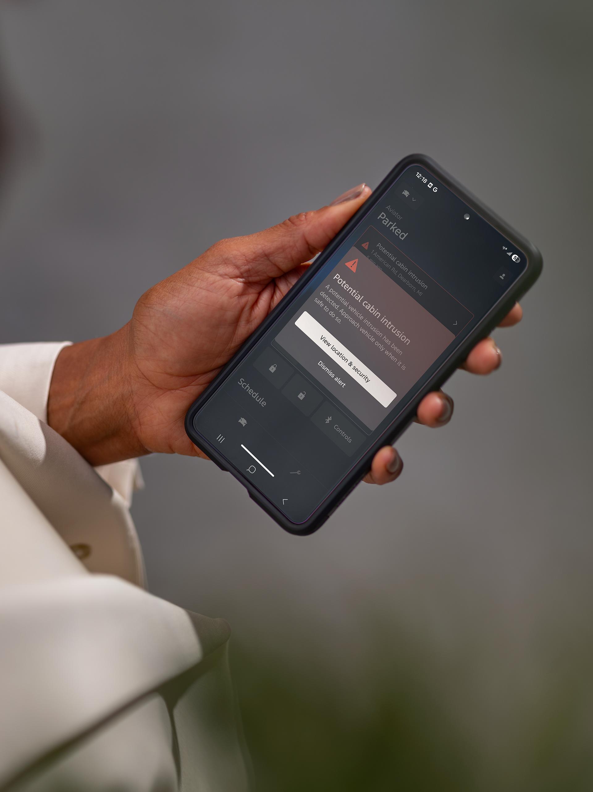 La main d’une personne tenant un téléphone intelligent