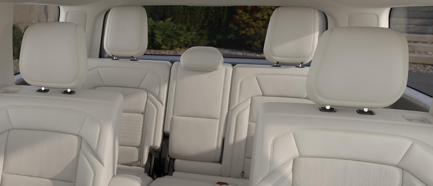 L’arrière d’un VUS Lincoln Navigator® 2027 avec le hayon divisé Lincoln ouvert
