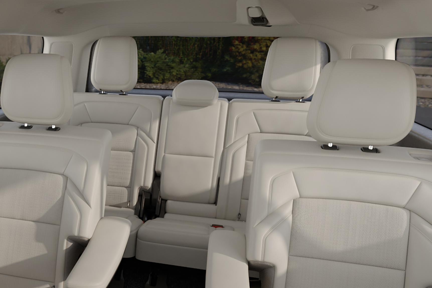 L’arrière d’un VUS Lincoln Navigator® 2027 avec le hayon divisé Lincoln ouvert