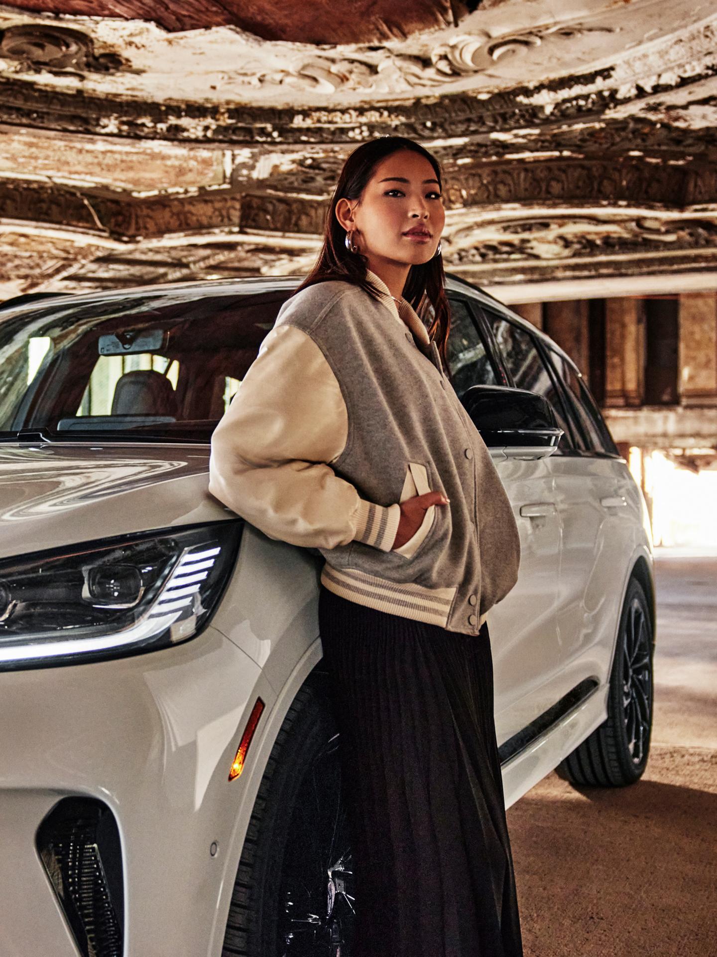 Une femme appuyée sur un Lincoln Aviator 2025 blanc