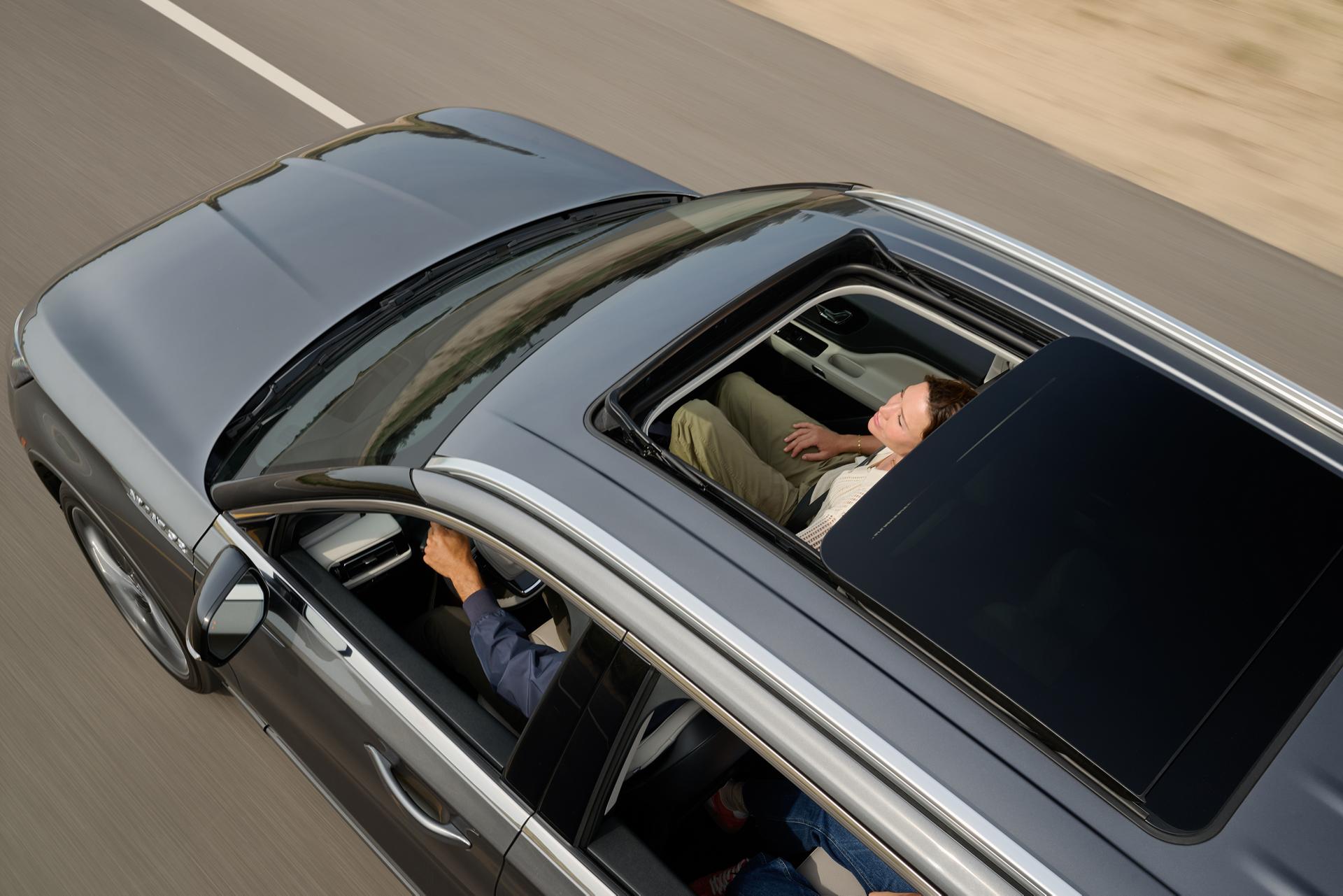 Vue de dessus du Lincoln Aviator® 2027 avec le toit panoramique Vista® ouvert en option