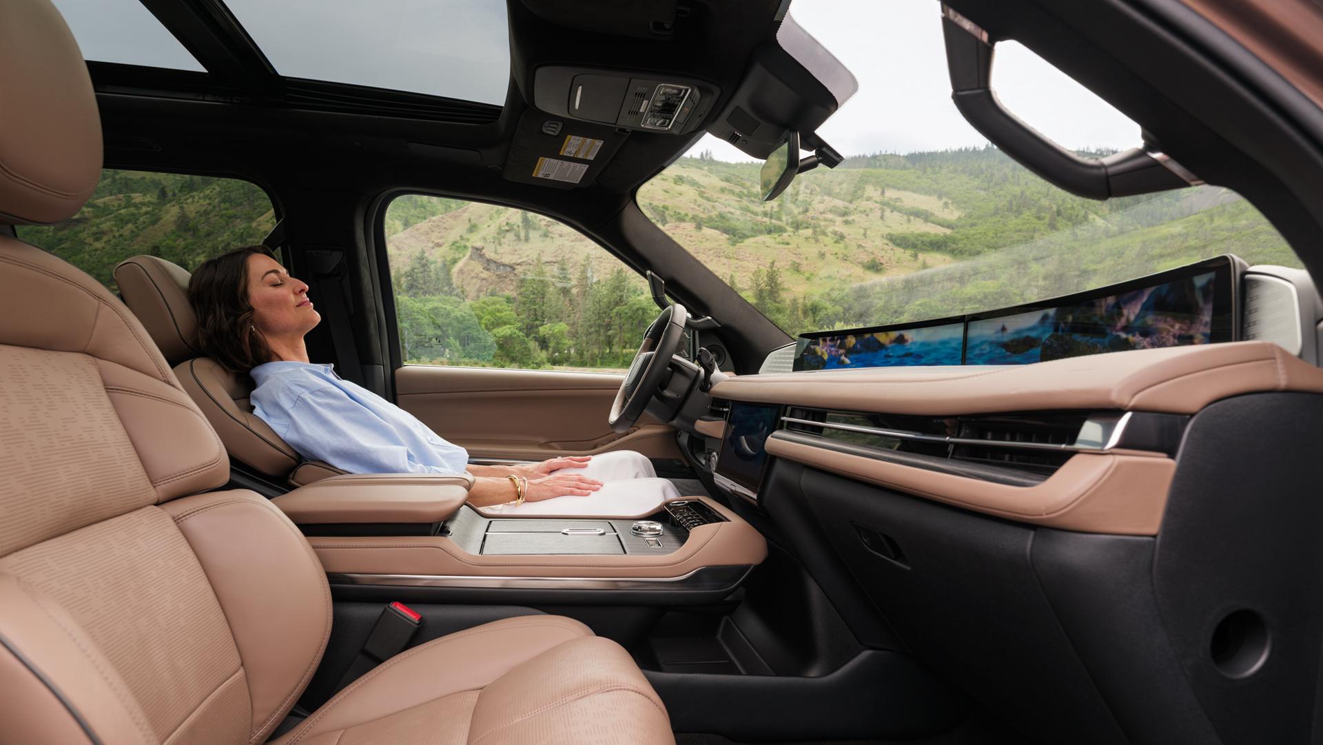 Le conducteur d'un VUS Lincoln Navigator® de 2027 profite du siège avant Position parfaite