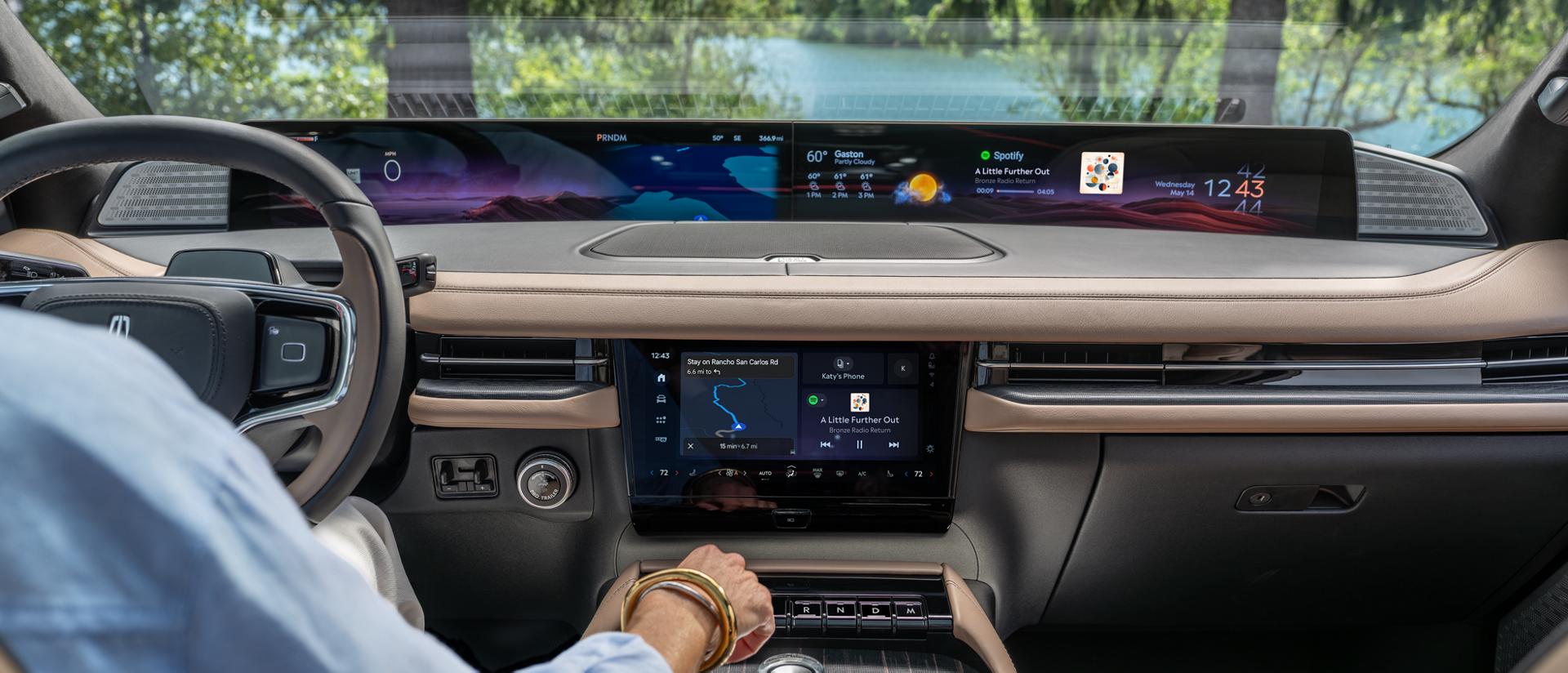 Une photo de l’intérieur du VUS Lincoln Navigator® 2027 montre l’expérience Waterfall Rejuvenate diffusée sur les deux écrans
