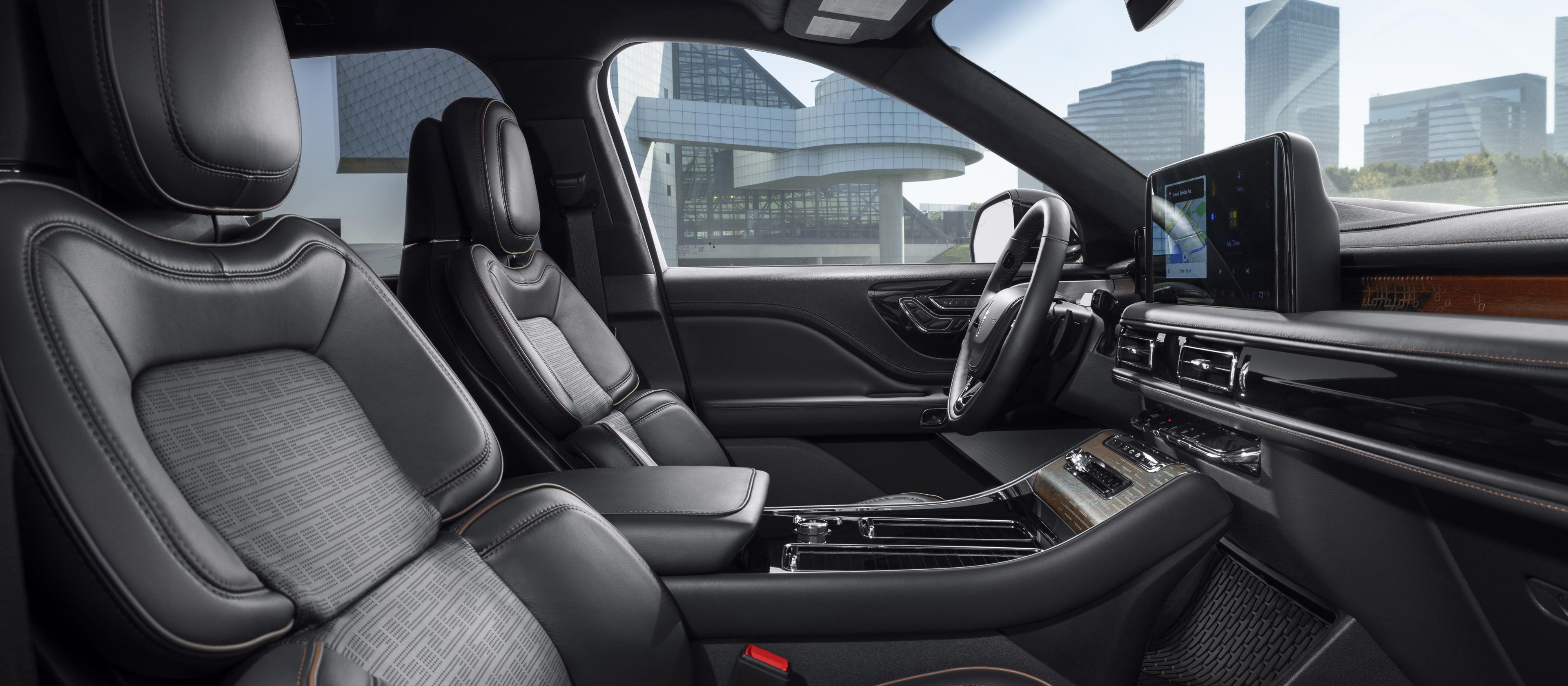 Des détails en cuir riche et d’autres matériaux haut de gamme composent le thème intérieur Invitation de Lincoln Black Label.