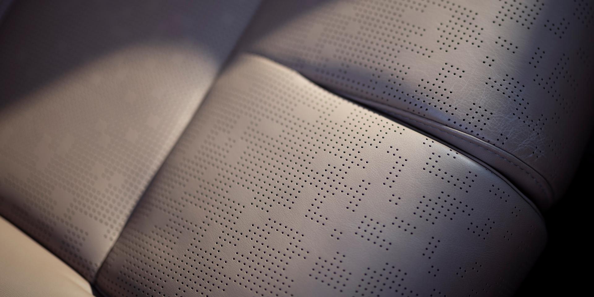 Le siège avant matelassé du thème Atmosphérique dans un VUS Lincoln Navigator® Black Label 2026 est doté d'un rembourrage plus épais