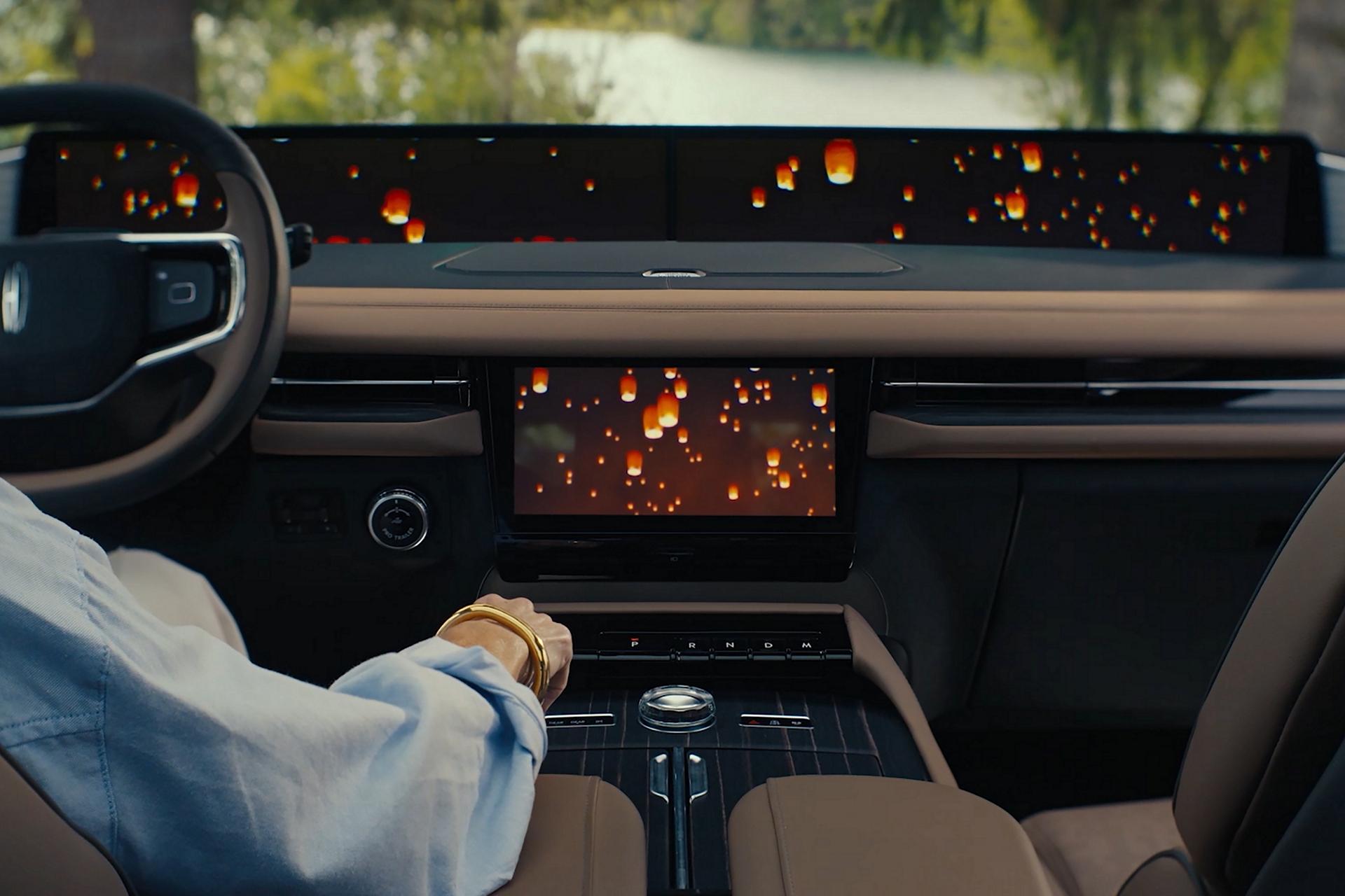 L’intérieur d’un VUS Lincoln Black Label Navigator® 2026 avec une séquence Lincoln Rejuvenate affichée sur l’écran panoramique