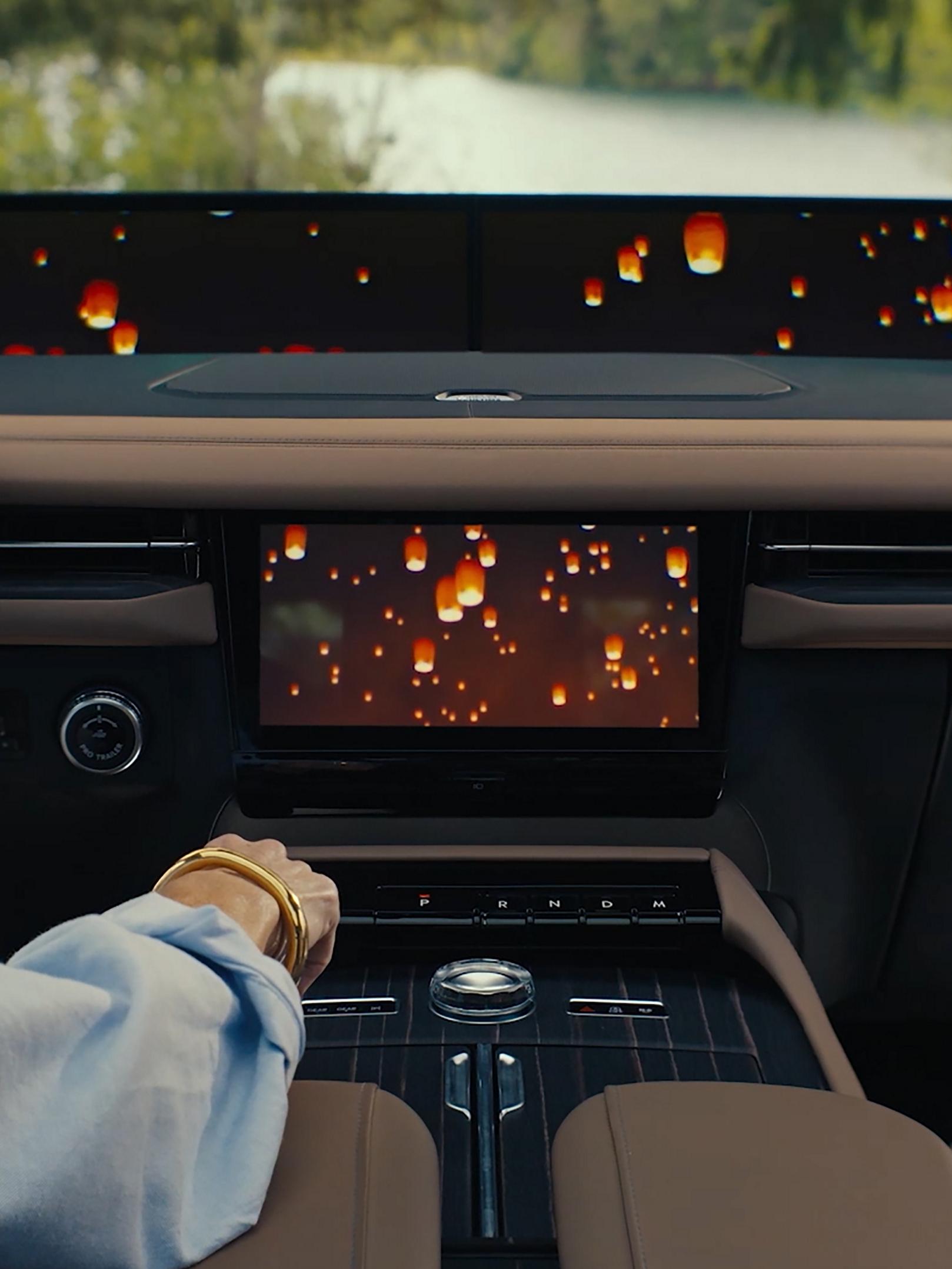 L’intérieur d’un VUS Lincoln Black Label Navigator® 2026 avec une séquence Lincoln Rejuvenate affichée sur l’écran panoramique