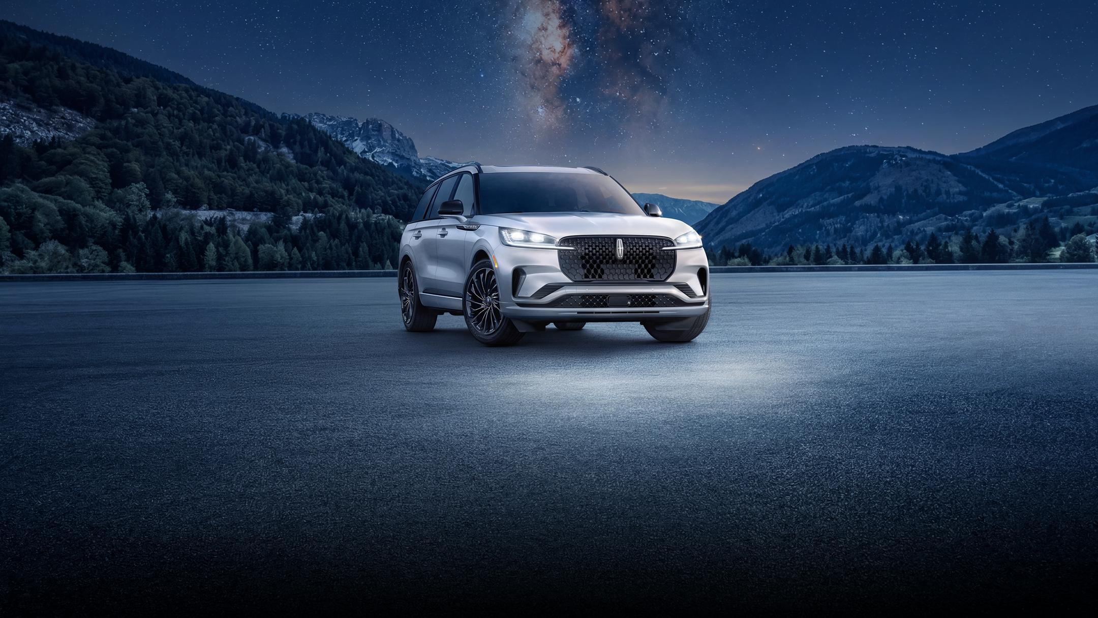 VUS de luxe Lincoln Aviator 2026 sous un ciel étoilé.