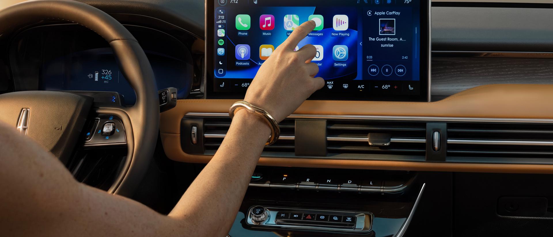 Le conducteur interagit avec l’écran central d’un Lincoln Corsair® hybride 2027