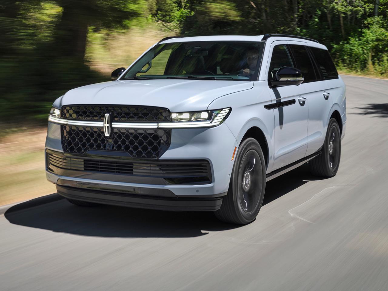 Le Lincoln Navigator roule sur une route