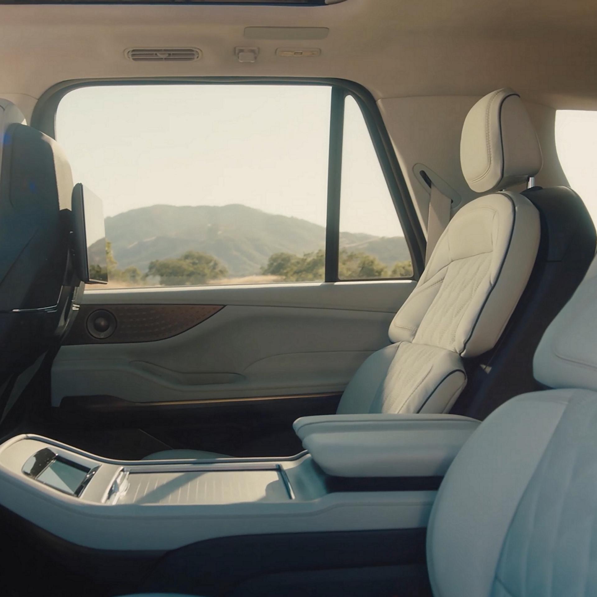 Un clip de l’intérieur d’un VUS Lincoln Black Label Navigator® 2026 présentant la thématique Atmospheric, puis la thématique Enlighten