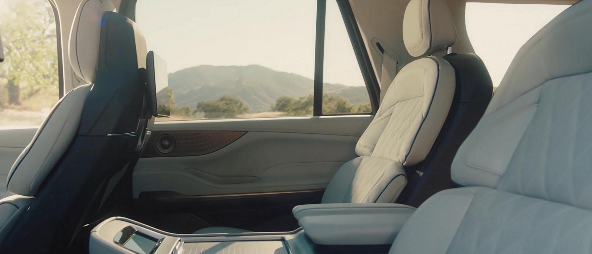 Un clip de l’intérieur d’un VUS Lincoln Black Label Navigator® 2026 présentant la thématique Atmospheric, puis la thématique Enlighten