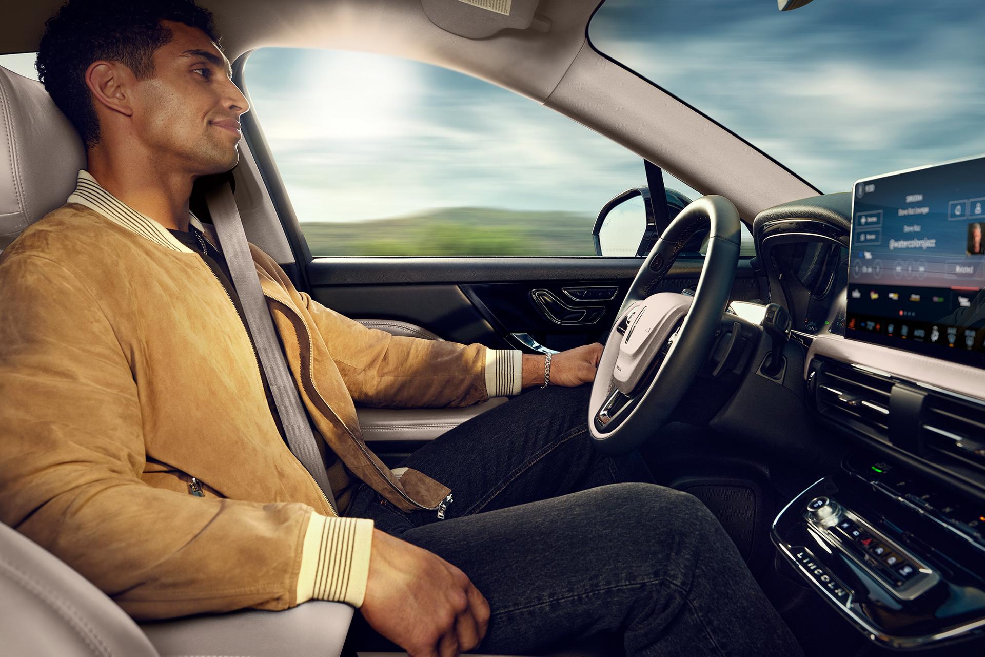 Un homme assis dans le siège du conducteur d’un Lincoln Corsair 2025