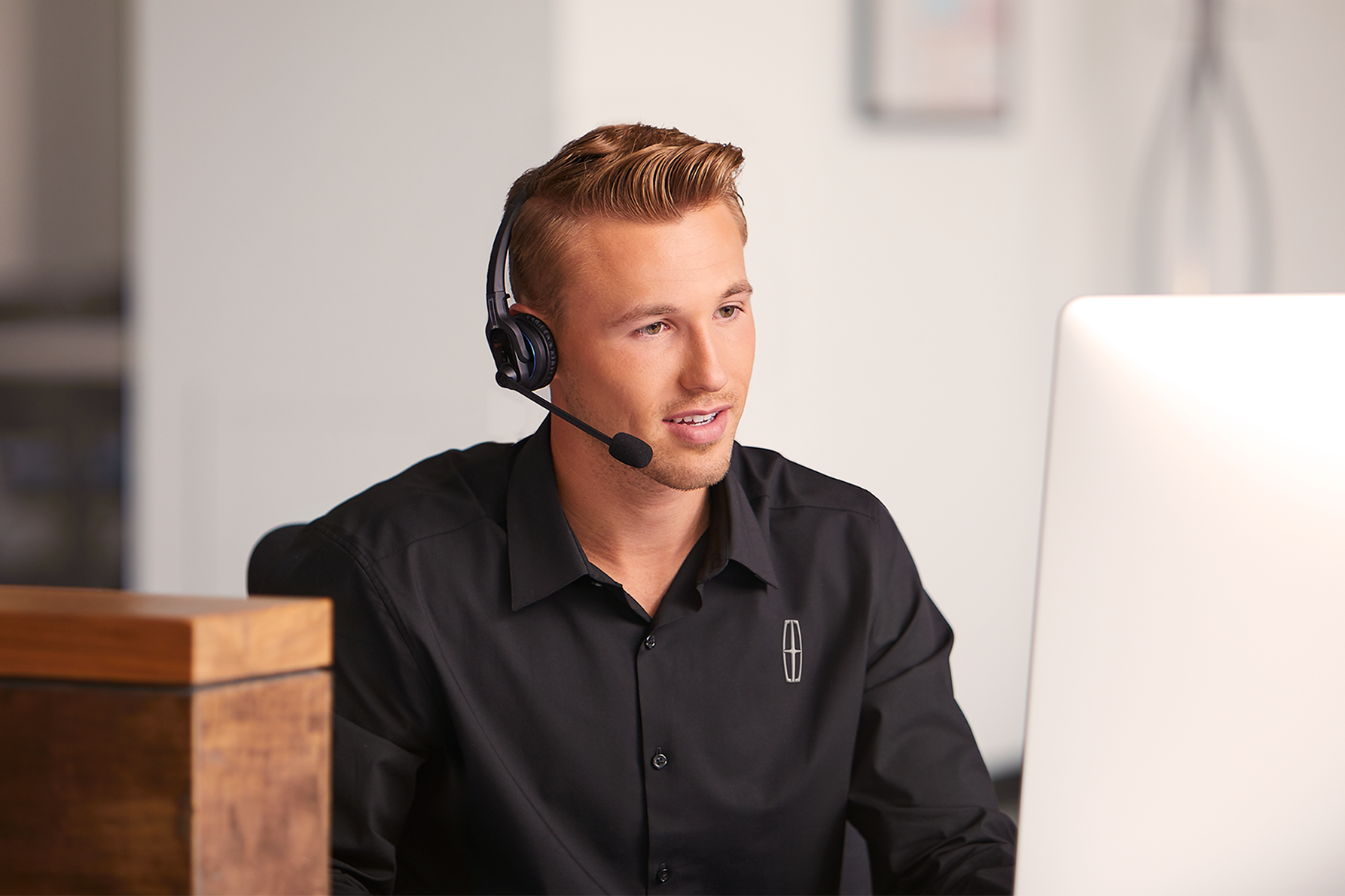 Un représentant du service de concierge Lincoln montré en train de travailler.