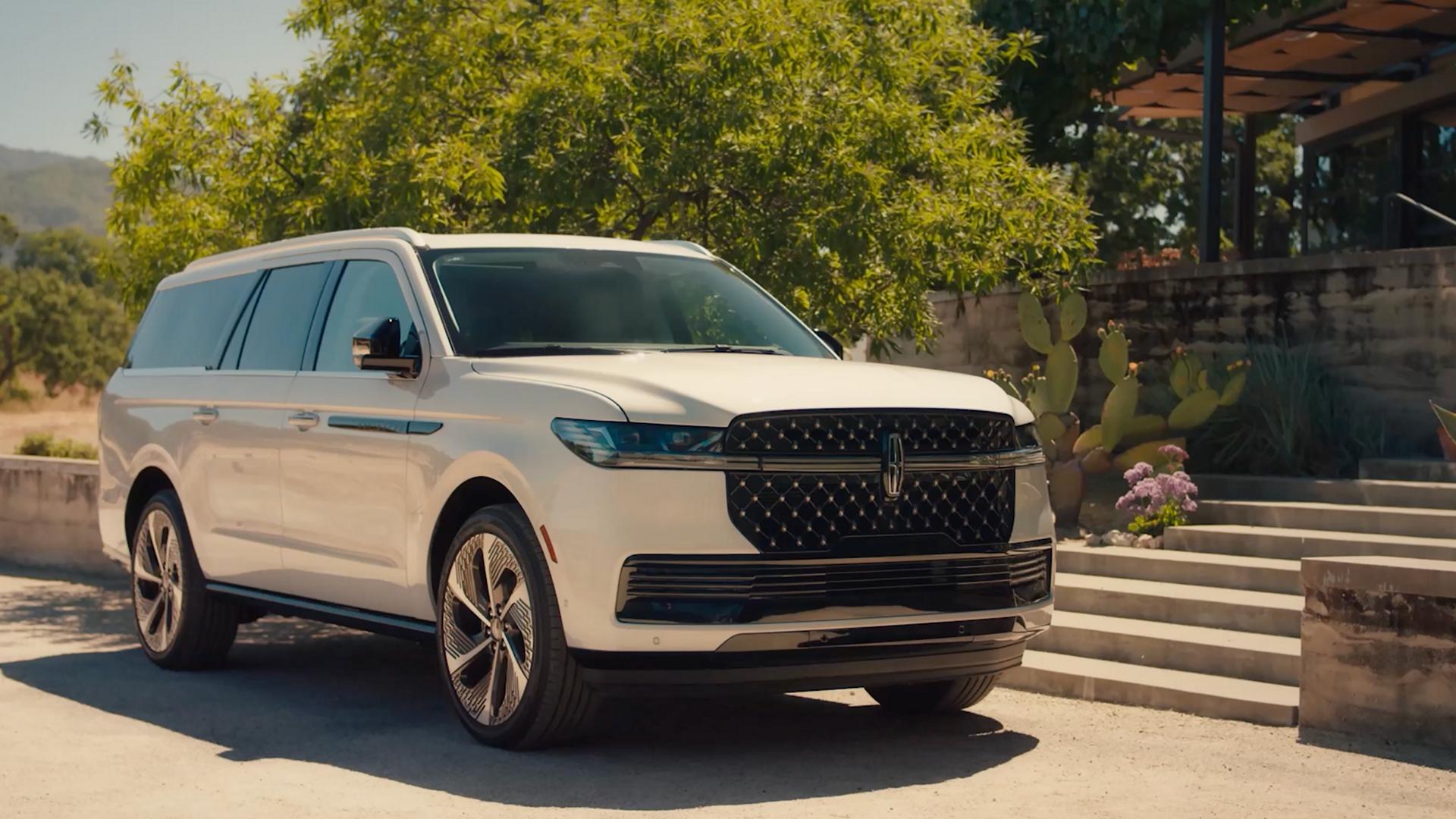 Un VUS Lincoln Navigator® 2027 est stationné près d’une maison dans le sud-ouest