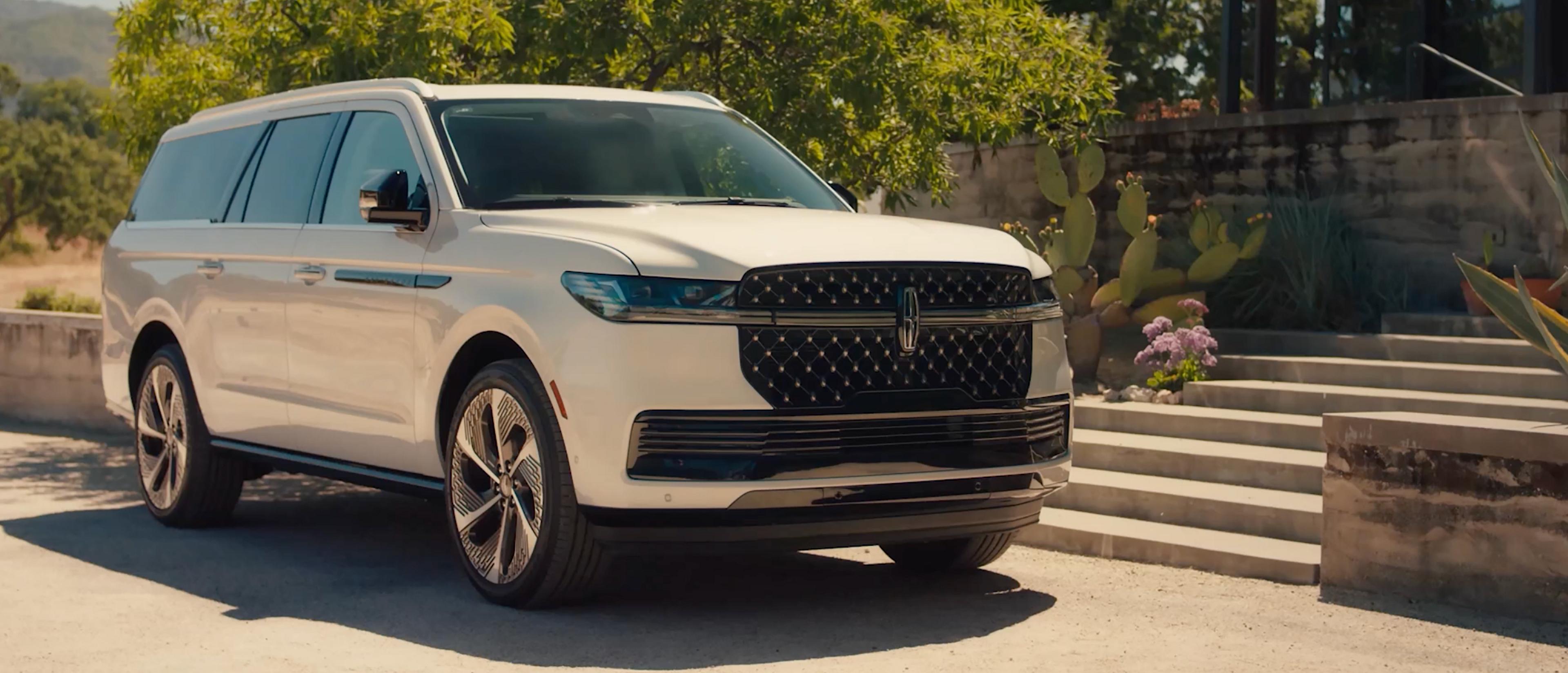 Un VUS Lincoln Navigator® 2027 stationné dans un refuge à la campagne
