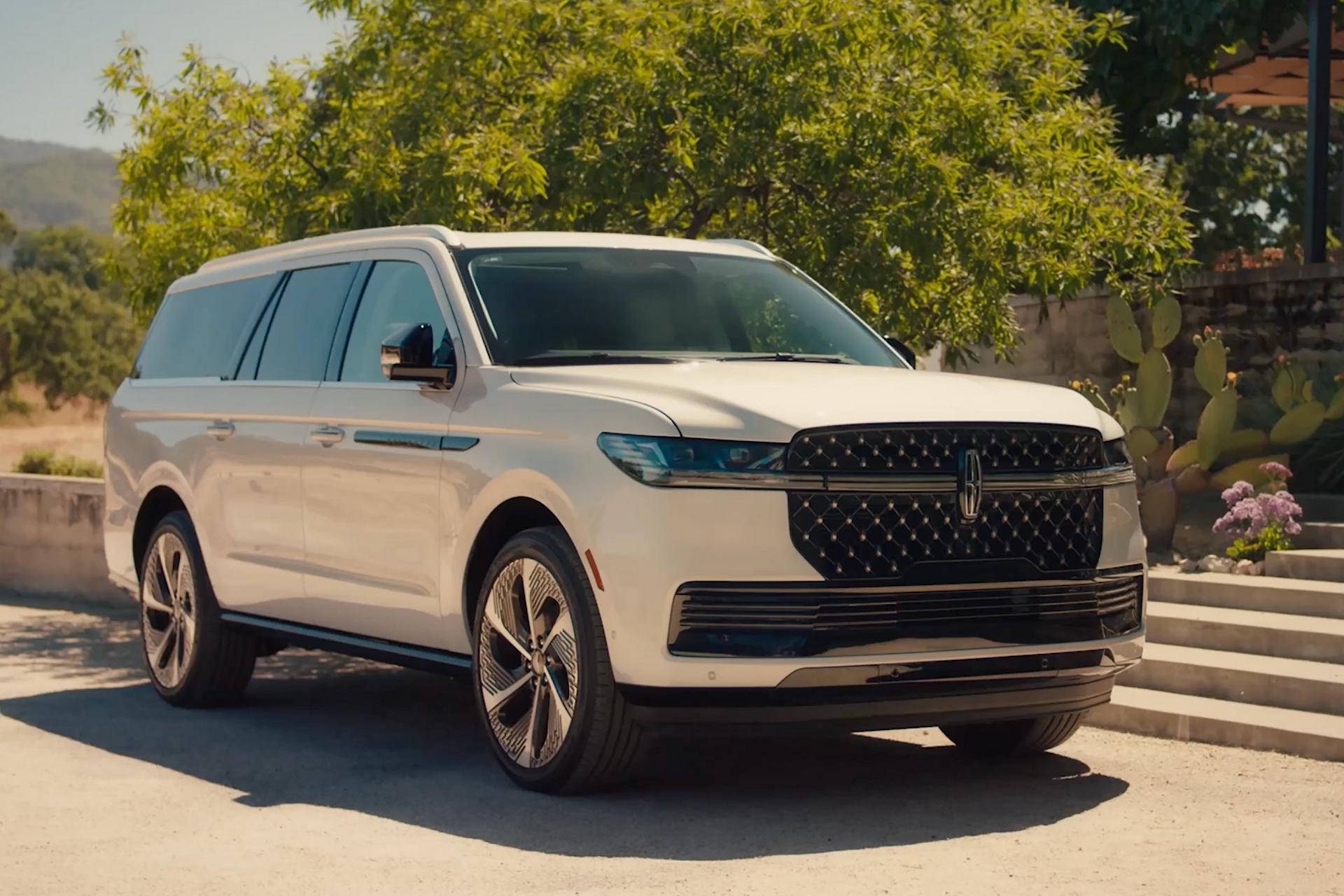 Un VUS Lincoln Navigator® 2027 est stationné dans l’entrée d’une retraite de campagne