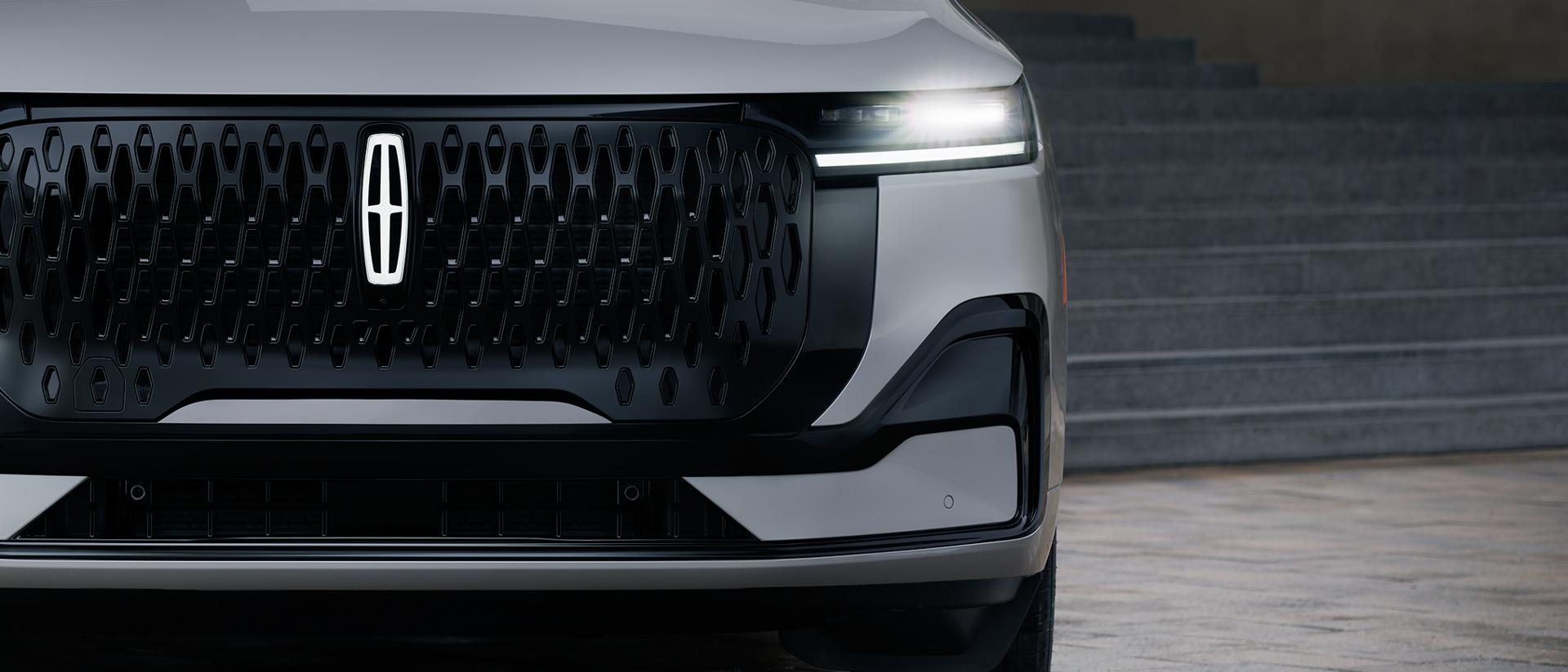 La calandre et les phares distinctifs font une impression saisissante sur le VUS Lincoln Nautilus 2027
