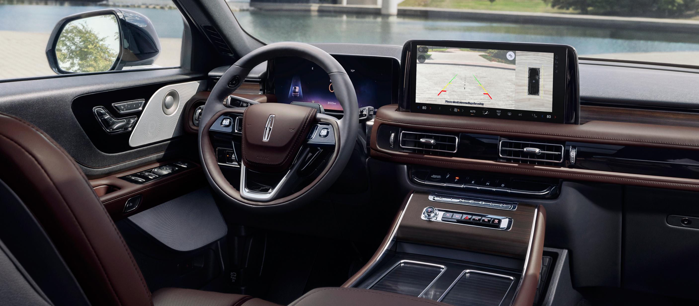 Une vue arrière de ce qui se trouve derrière un Lincoln Aviator 2026 est montrée sur l’écran tactile central