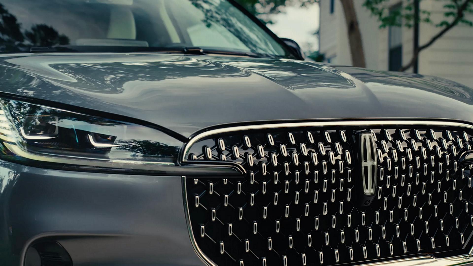 La séquence Lincoln Embrace s’illumine sur la calandre d’un Lincoln Aviator® 2027