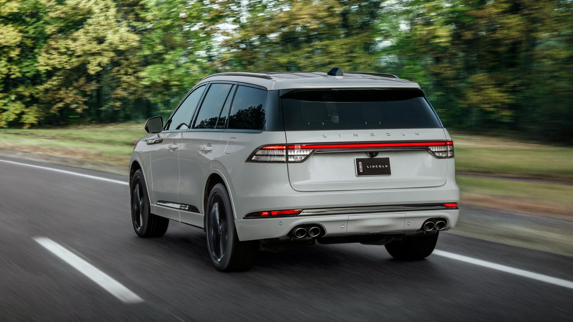 Un VUS Lincoln Aviator® 2027 s’éloigne sur une route de campagne
