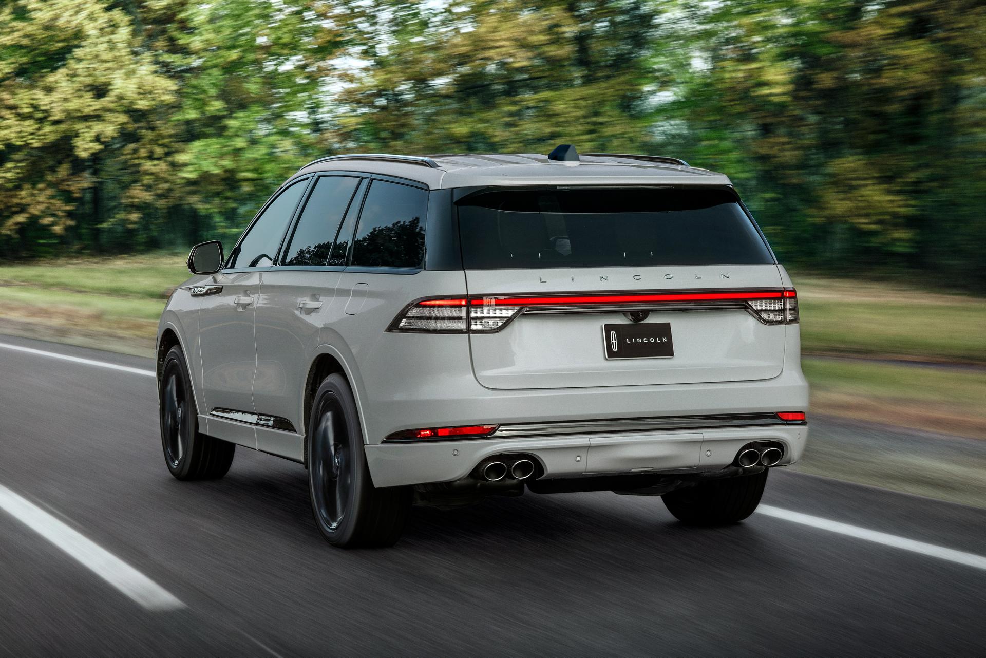 Un VUS Lincoln Aviator® 2027 circulant sur une route de campagne